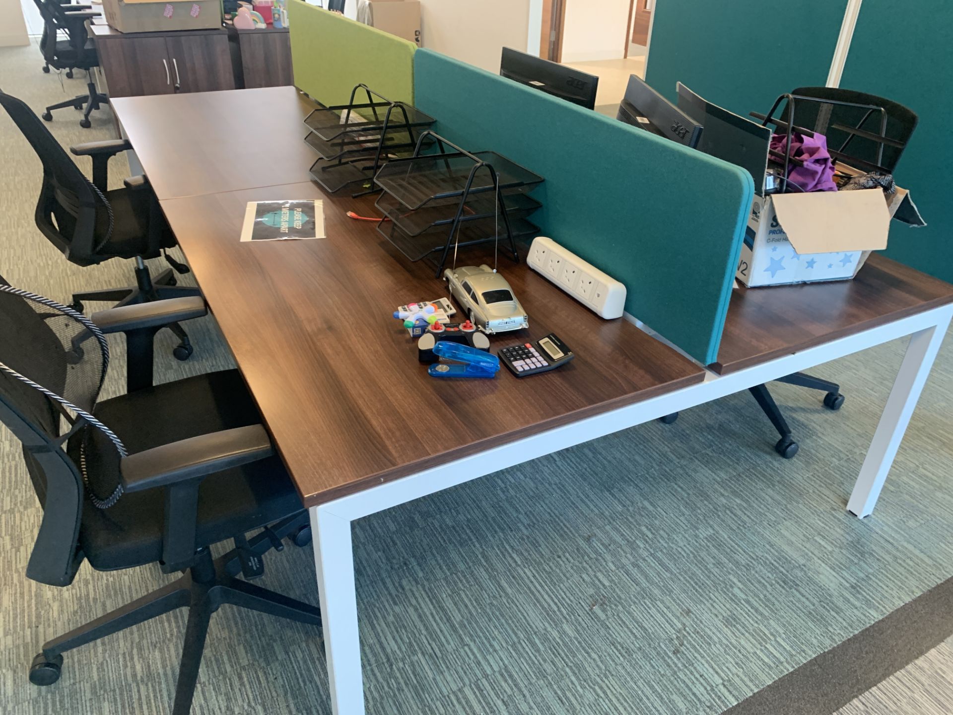 BAY OF 4 HIGH END OFFICE DESKS (CONTENTS NOT INCLUDED)