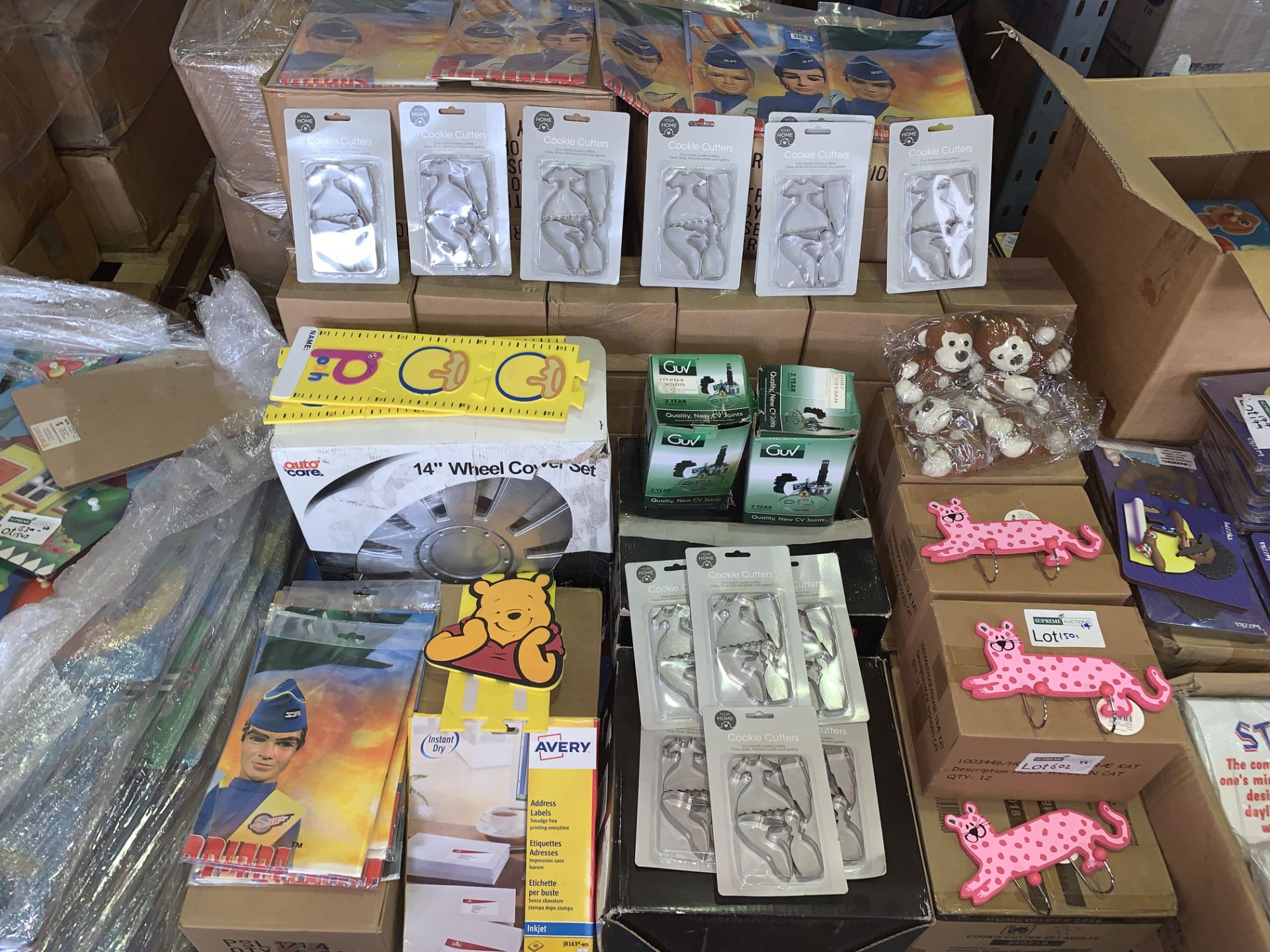 APPROX 600 PIECE MIXED PALLET LOT INCLUDING COOKIE CUTTERS, THUNDERBIRDS TABLE CLOTHS, CAT HOOKS,