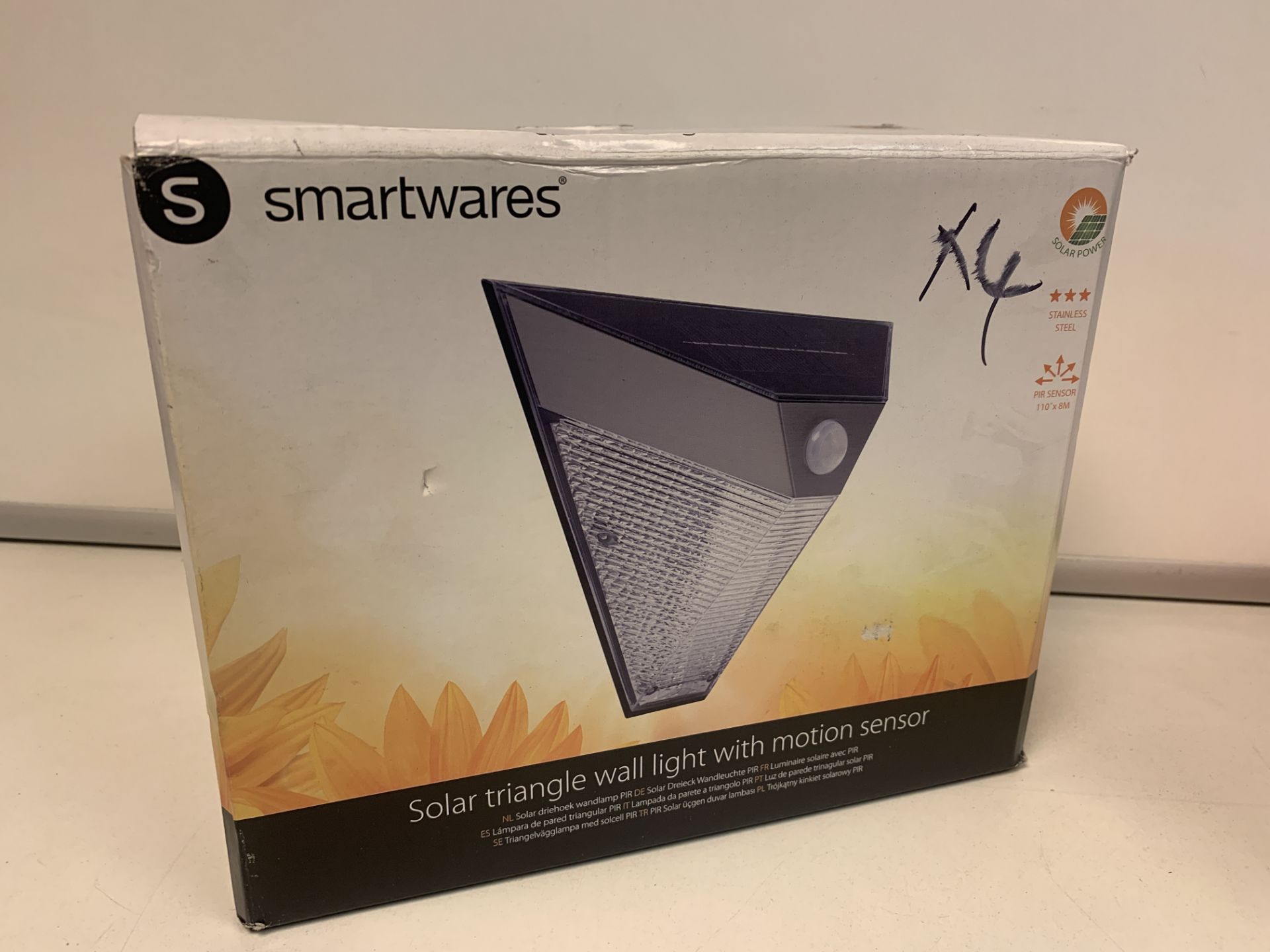 4 X BRAND NEW SMARTWARES SOLAR TRIANGLE WALL LIGHTS WITH MOTION SENSORS