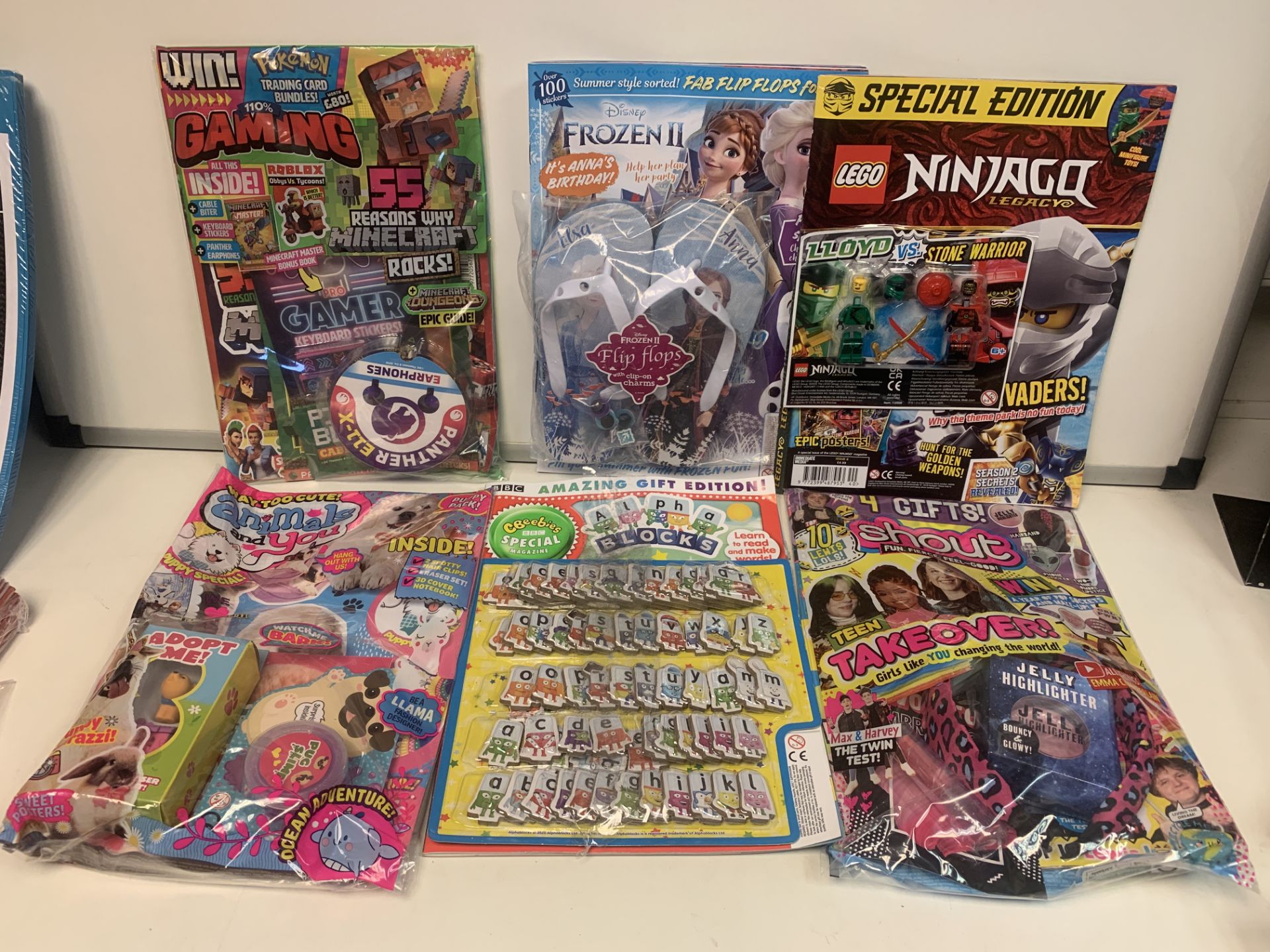 50 X ASSORTED NEW PACKAGED MAGAZINES WITH GIFTS. VARIOUS DESIGNS MAY INCLUDE: LEGO, DISNEY FROZEN,