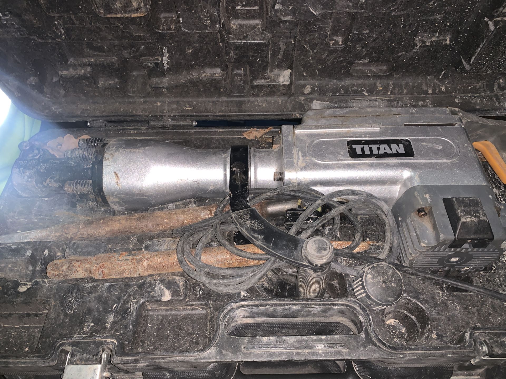 TITAN 1700W BREAKER COMES WITH CARRY CASE (UNCHECKED, UNTESTED)