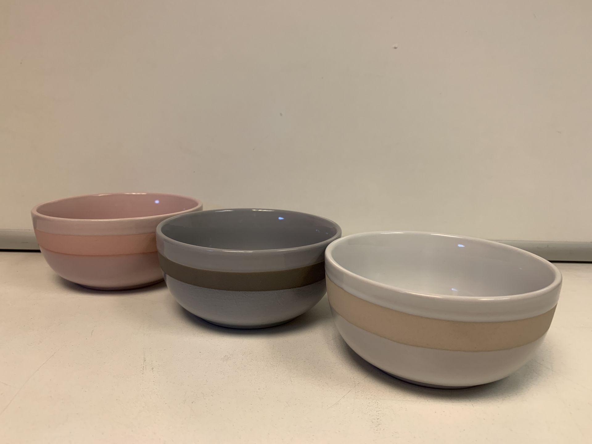 24 X BRAND NEW BOWLS IN ASSORTED COLOURS