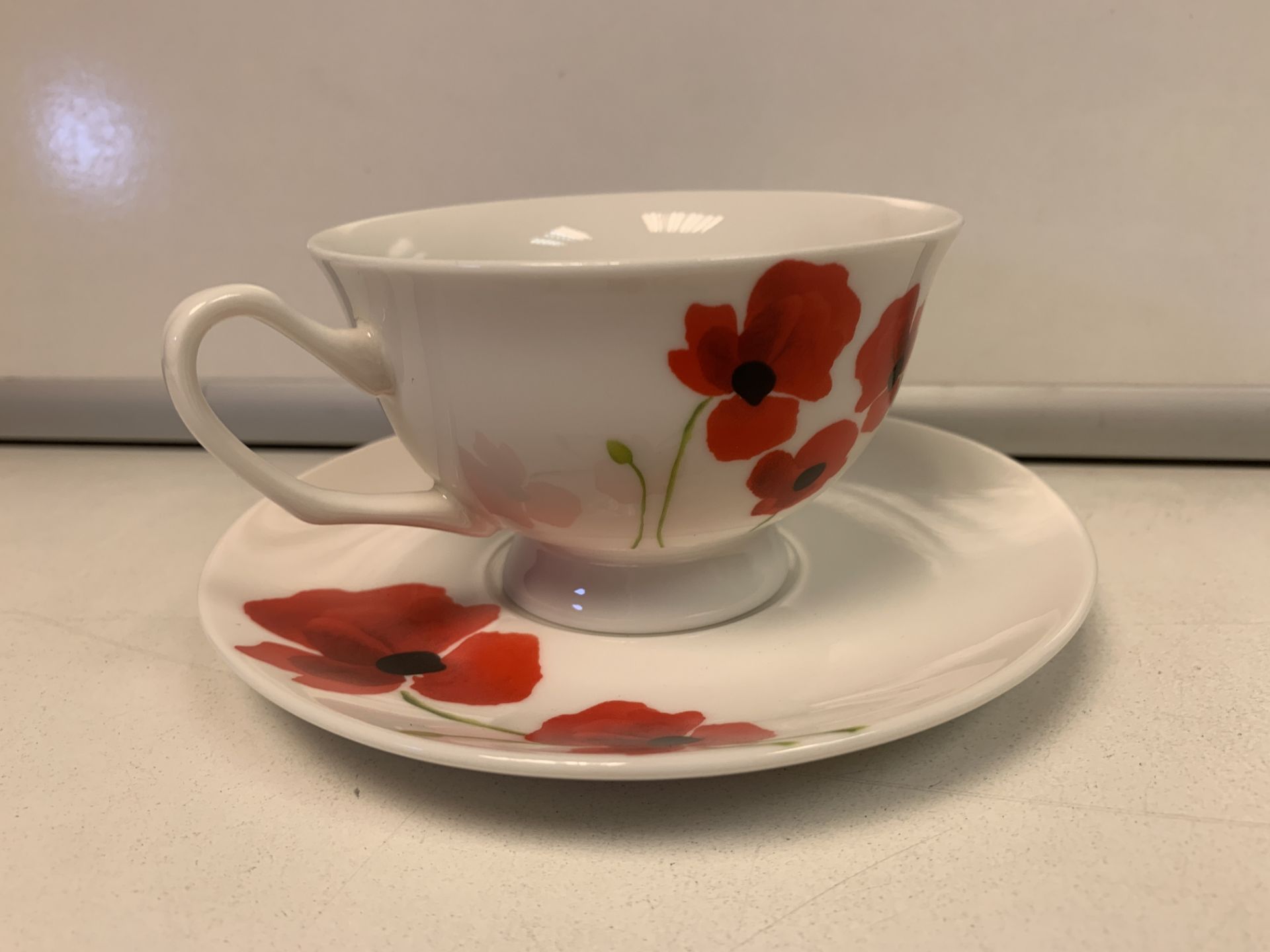 24 X BRAND NEW POPPY DESIGN CUP AND SAUCERS