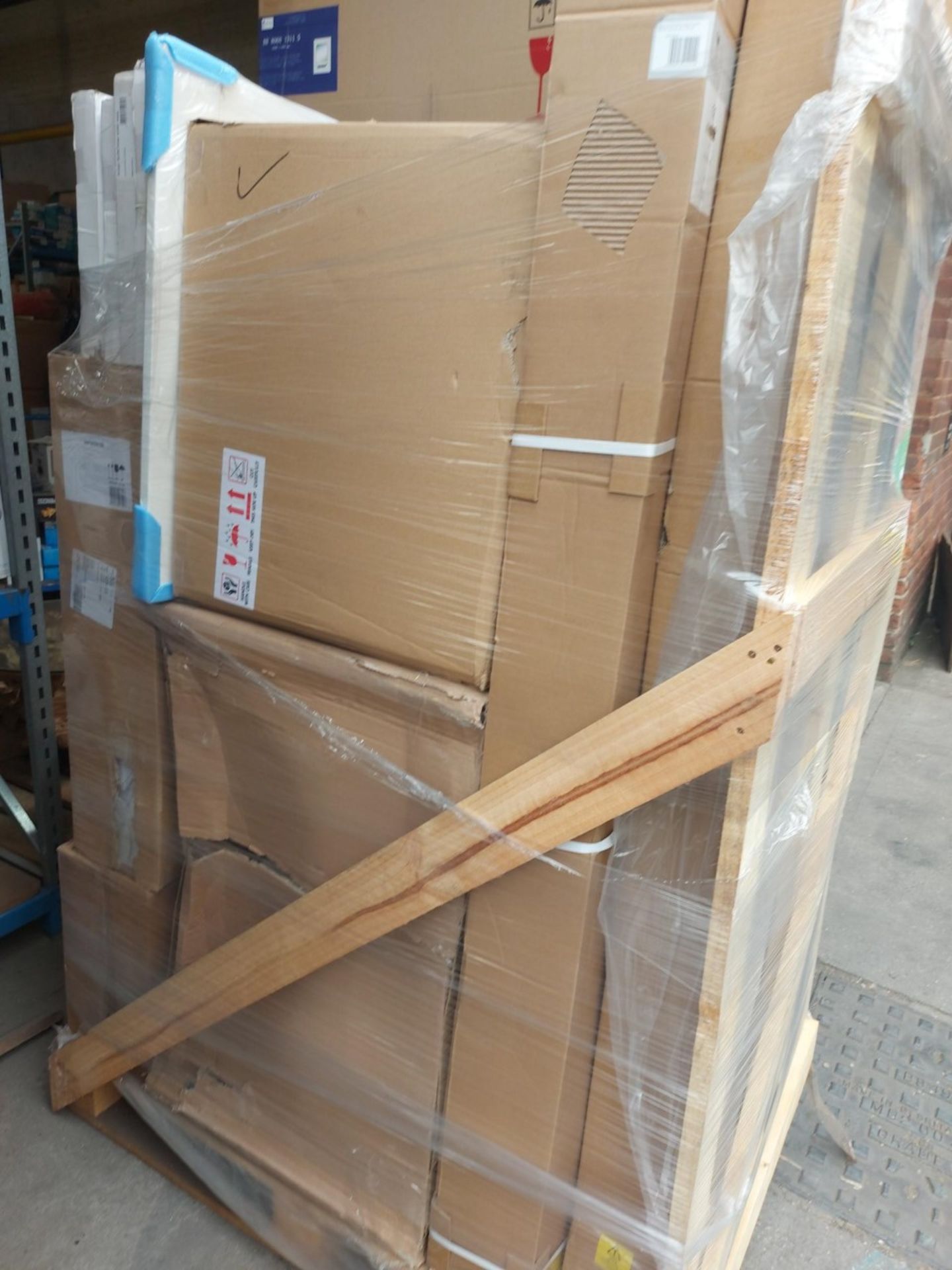 (W1) PALLET TO CONTAIN A LARGE QUANTITY OF BATHROOM GOODS TO INCLUDE: TAPS, BATHROOM CABINETS/VANITY - Image 2 of 2