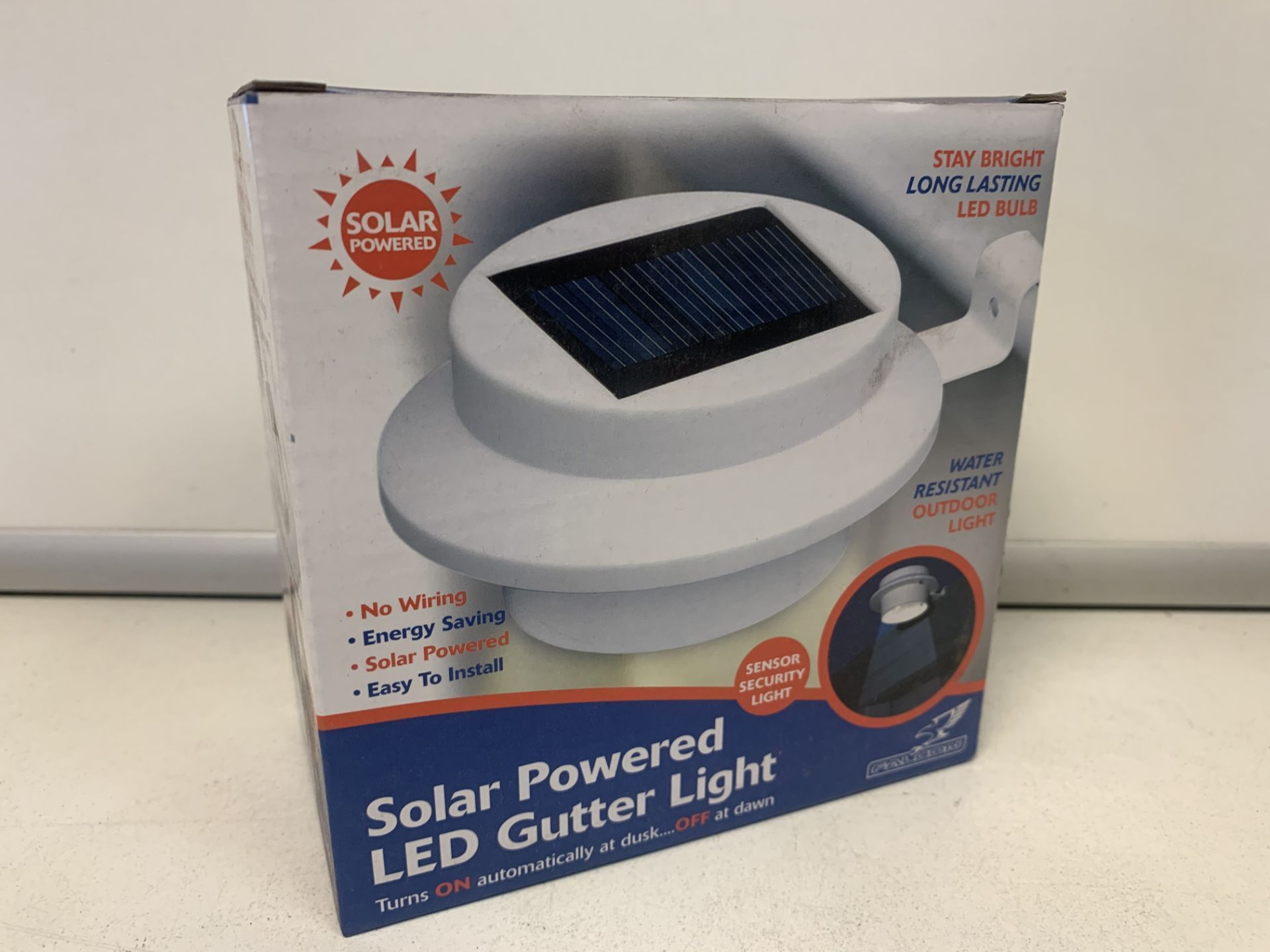 18 X NEW BOXED SOLANITE SOLAR LED GUTTER LIGHTS. TURNS ON AUTOMATICALLY AT DUSK, OFF AT DAWN.