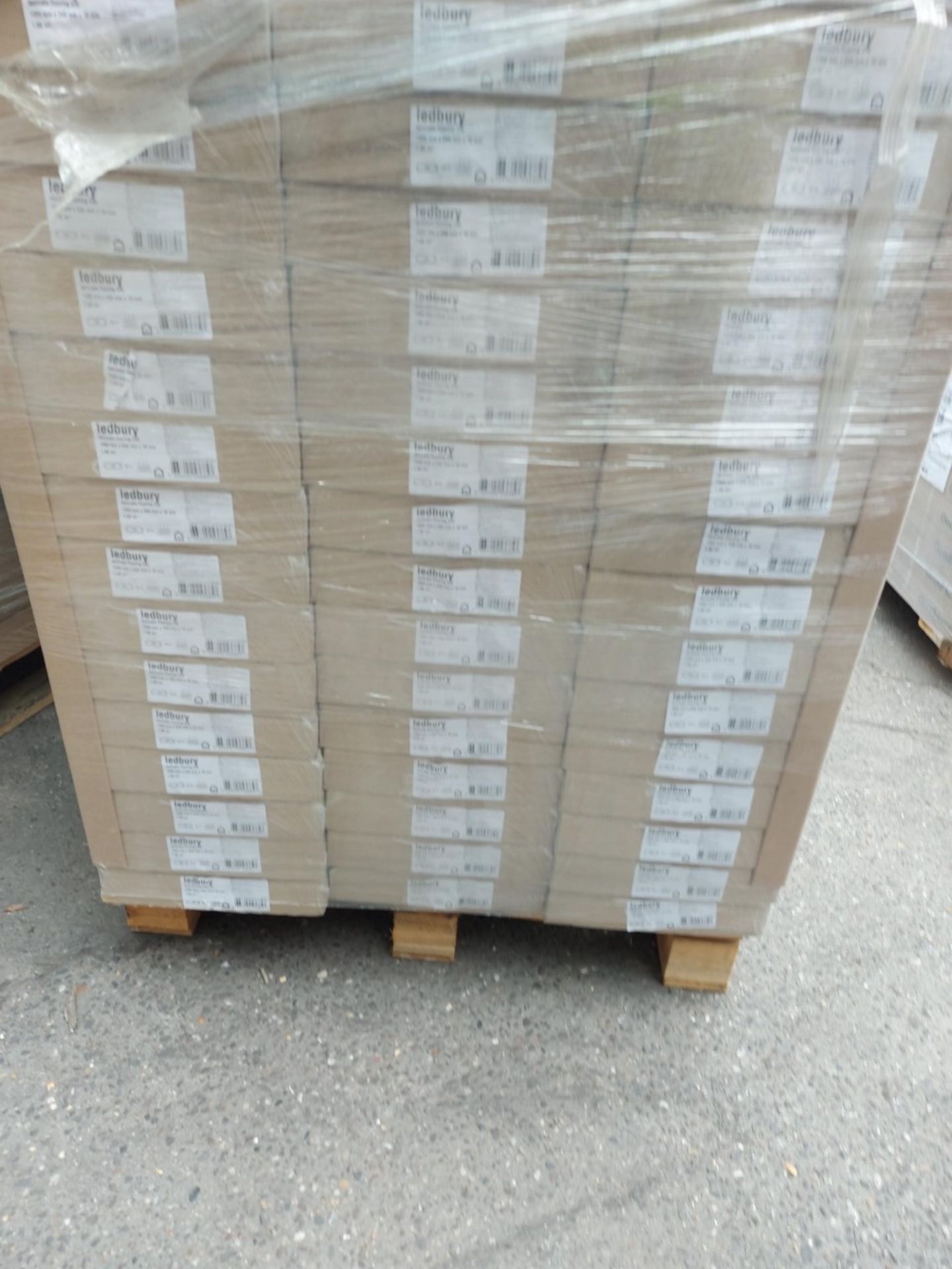 PALLET TO CONTAIN 24 NEW SEALED PACKS OF GOODHOME LEDBURY LIGHT BROWN OAK EFFECT 10MM LAMINATE - Image 4 of 6