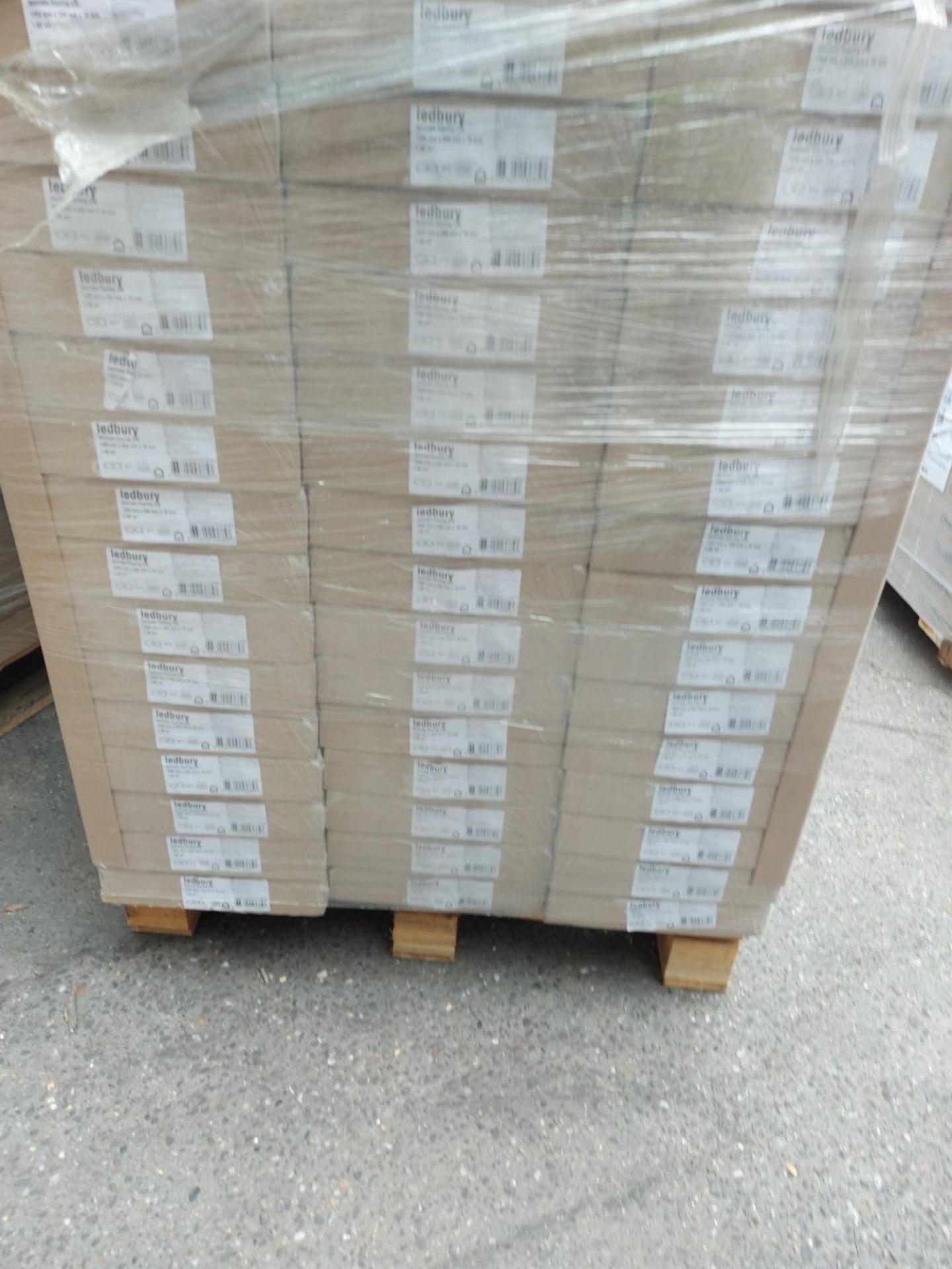PALLET TO CONTAIN 48 NEW SEALED PACKS OF GOODHOME LEDBURY LIGHT BROWN OAK EFFECT 10MM LAMINATE - Image 4 of 5