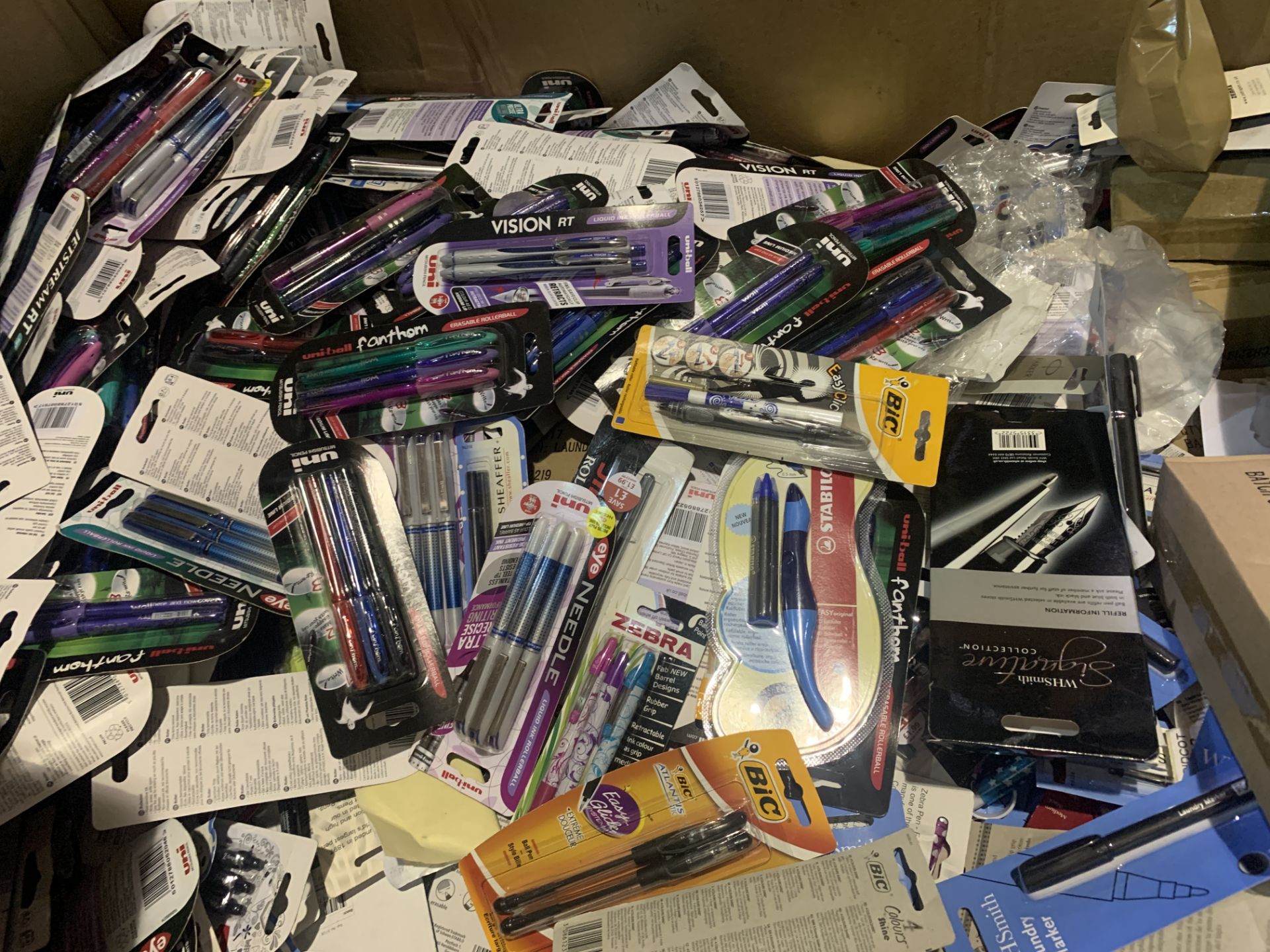 80 X NEW PACKS OF VARIOUS PENS. BRANDS SUCH AS UNI MITSUBISHI PENCIL IN ASSORTED TYPES. LOT RRP