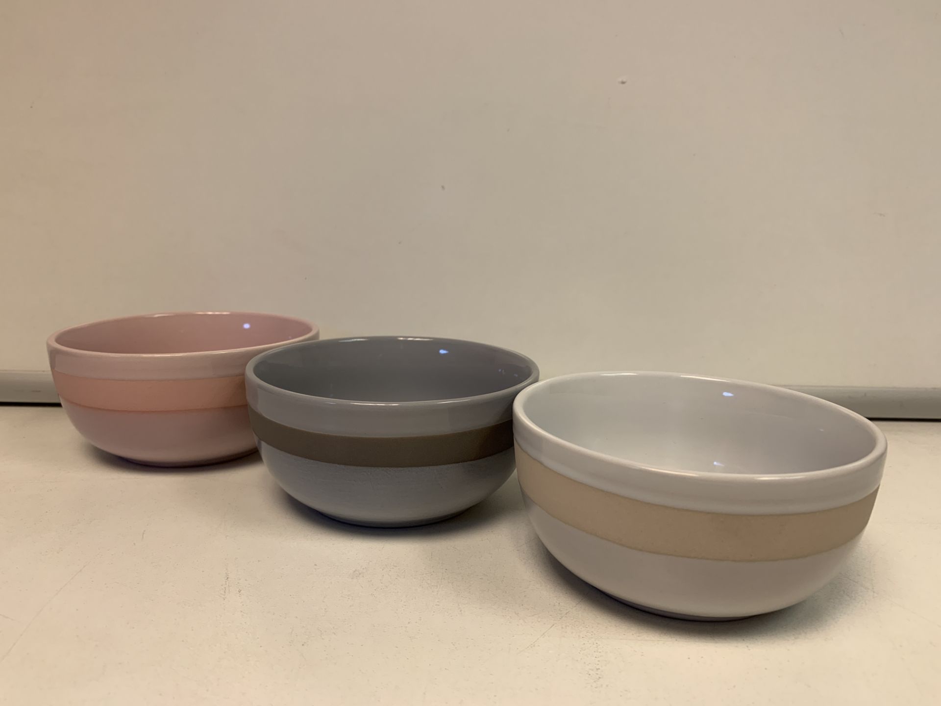 24 X BRAND NEW BOWLS IN ASSORTED COLOURS