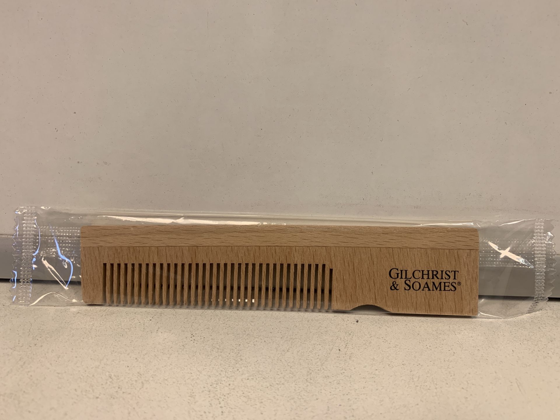 1000 X BRAND NEW GILCHRIST AND SOAMES WOODEN HANDLED COMB WITH LOGO