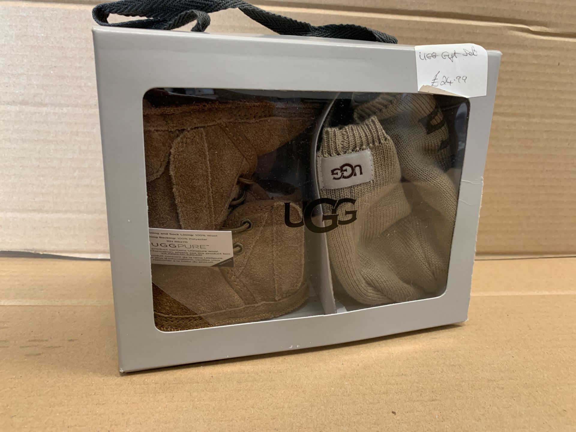 (NO VAT) 6 X GIFT BOX SETS OF CHILDRENS UGG BOOTS AND WOOLY HAT IN VARIOUS SIZES