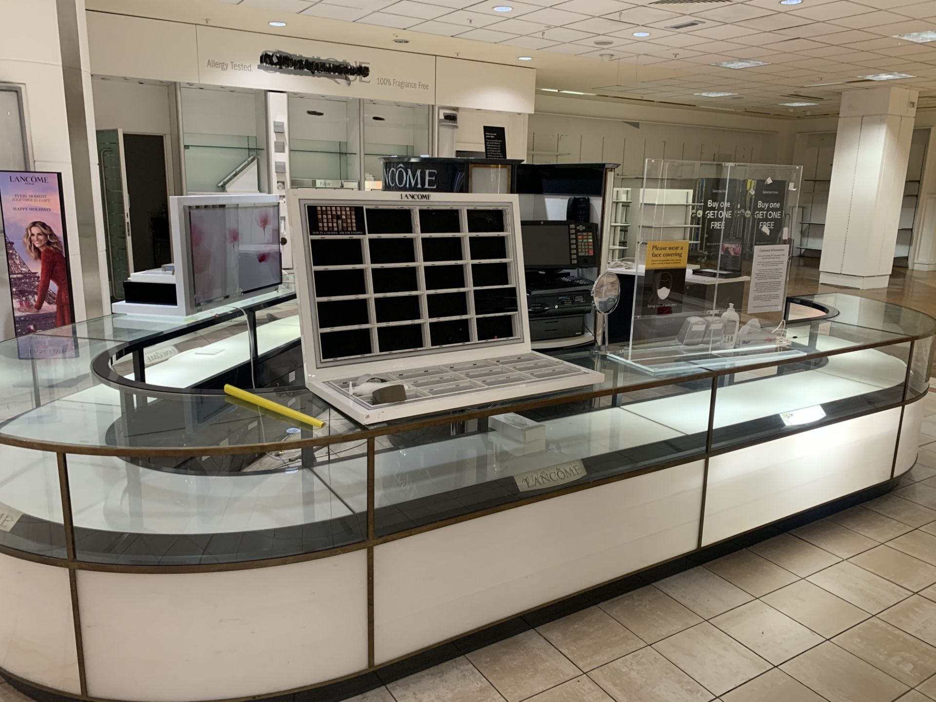 LARGE FULL LANCOME DISPLAYT UNIT WITH CENTRE PLATFORM - Image 2 of 3