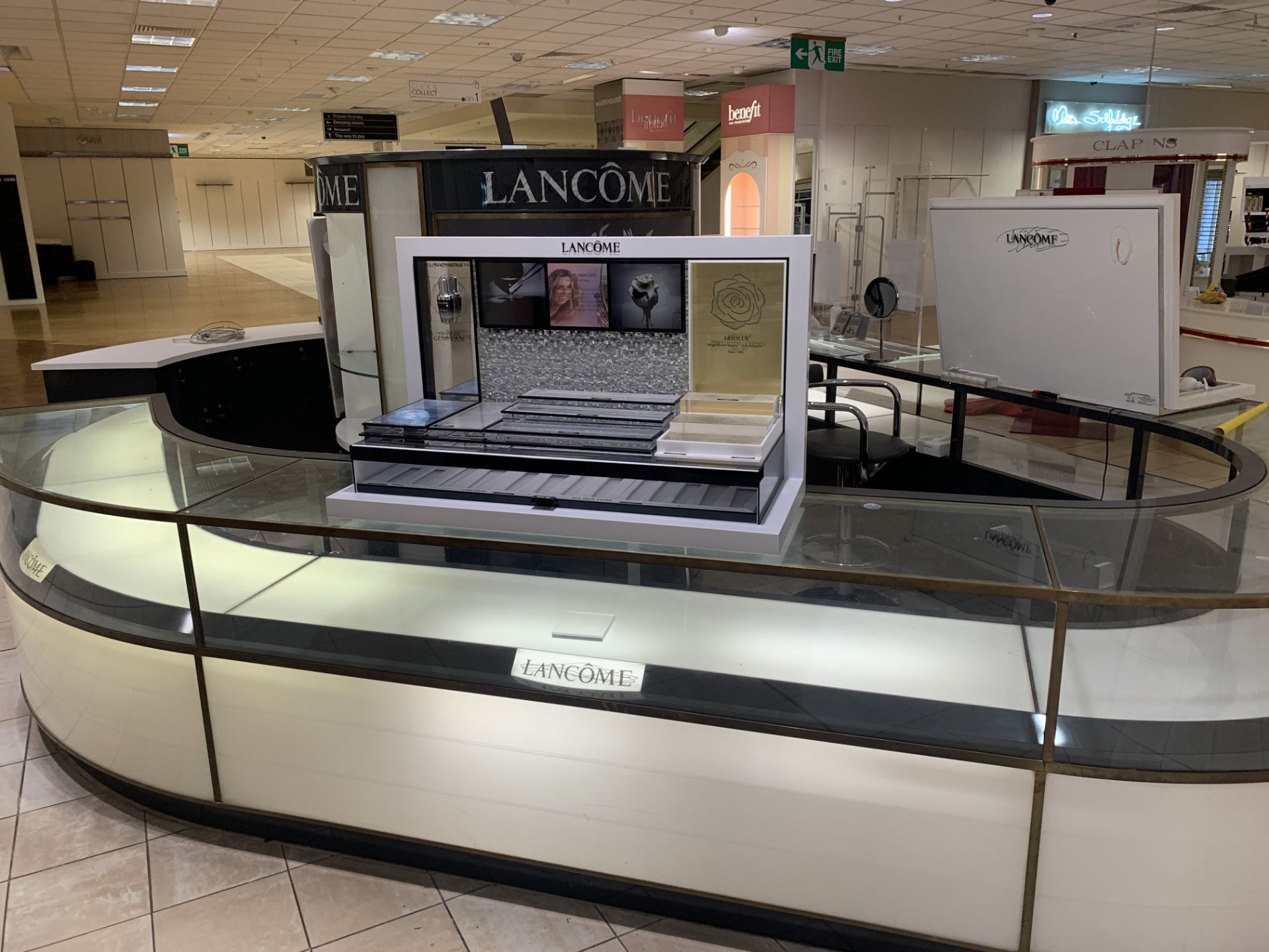 LARGE FULL LANCOME DISPLAYT UNIT WITH CENTRE PLATFORM - Image 3 of 3