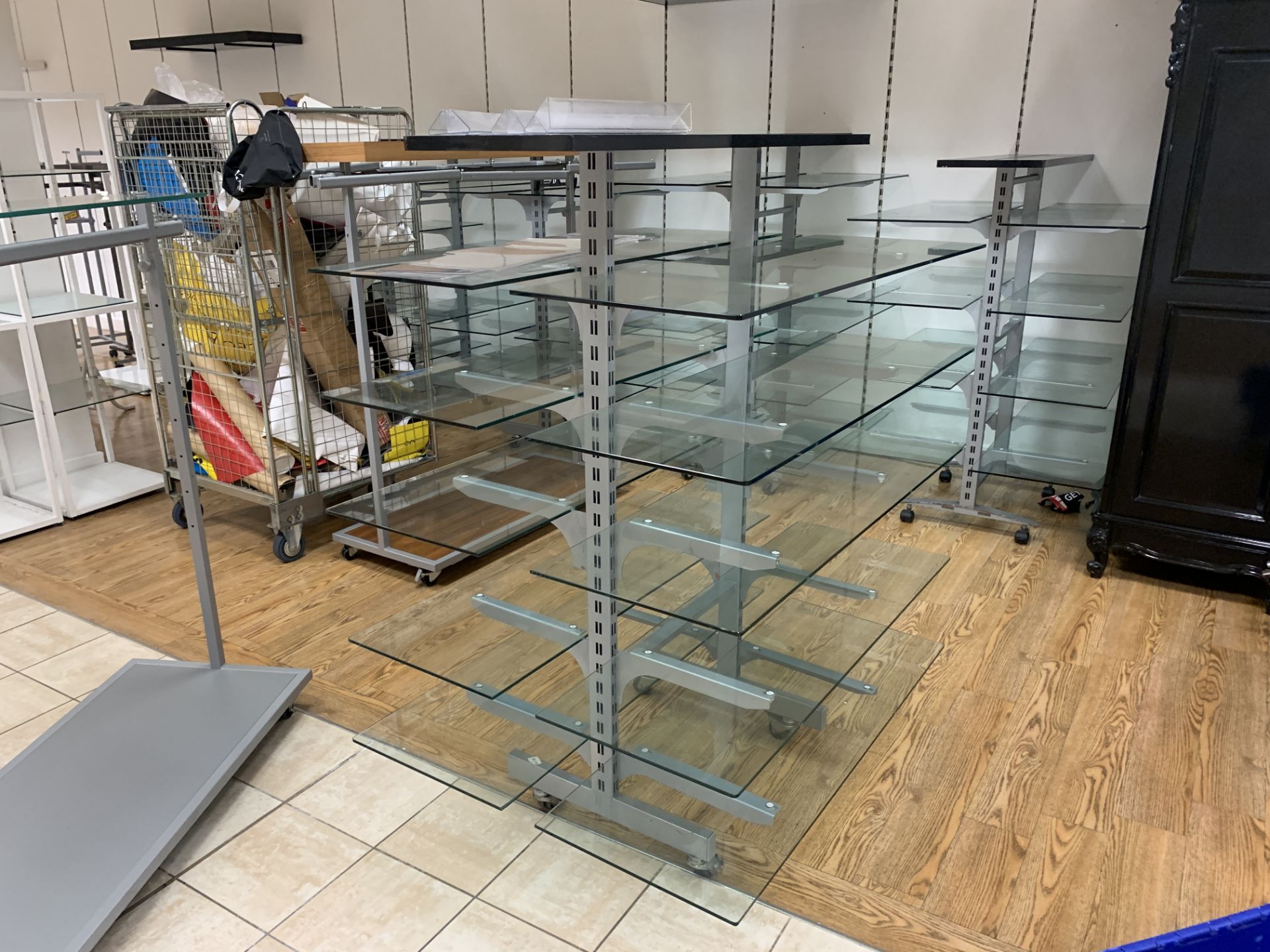 MIXED LOT INCLUDING 6 X ASSORTED DISPLAY STANDS AND 3 X ASSORTED RAILINGS - Image 3 of 4