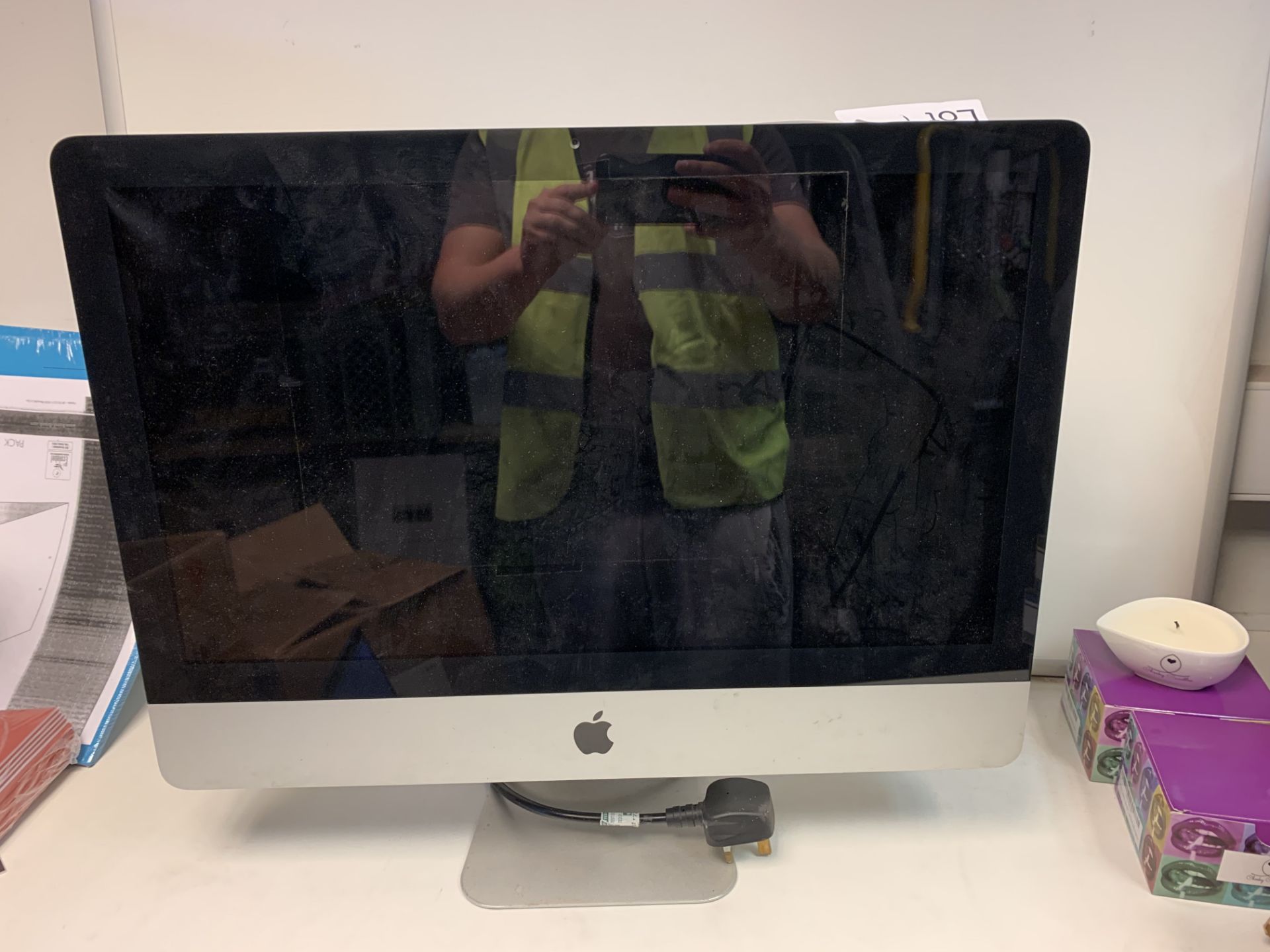 APPLE IMAC ALL IN ONE PC, INTEL CORE i3, 3.06 GHZ, NO OPERATING SYSTEM, 500GB HARD DRIVE WITH