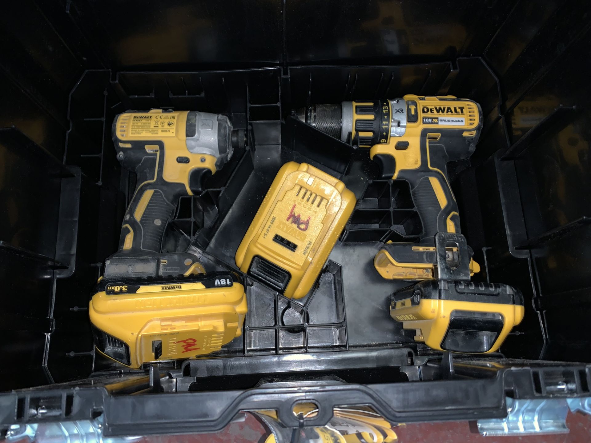 DEWALT TWIN PACK CORDLESS BRUSHLESS COMBI DRILL AND IMPACT DRIVER COMES WITH 3 BATTERIES, CHARGER