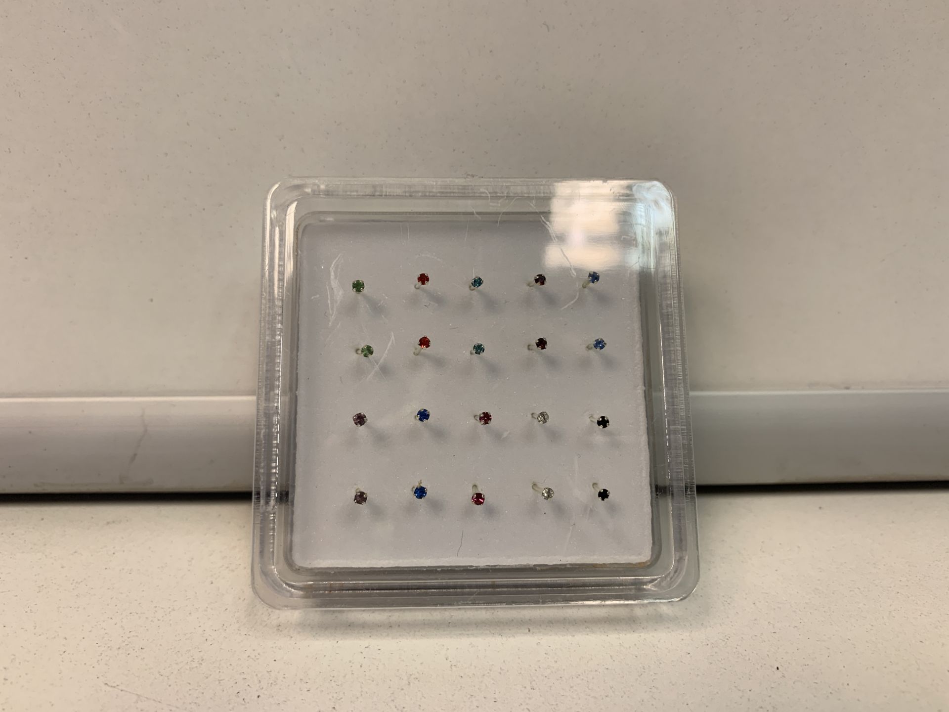 200 X BRAND NEW SETS OF 20 NOSE STUDS IN CASE