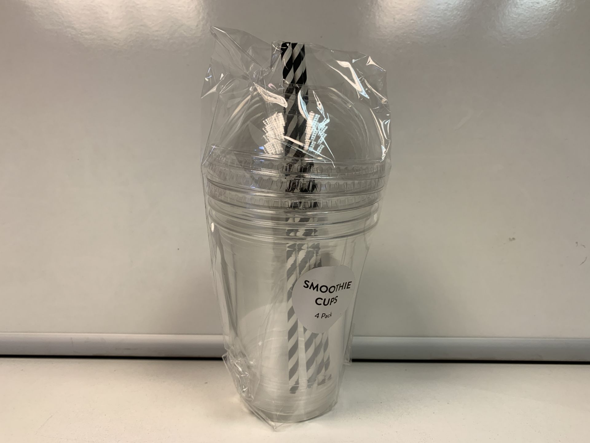 100 X NEW SEALED PACKS OF SMOOTIE CUPS, LIDS & PAPER STRAWS. EACH PACK CONTAINS 4 CUPS, 4 LIDS & 4