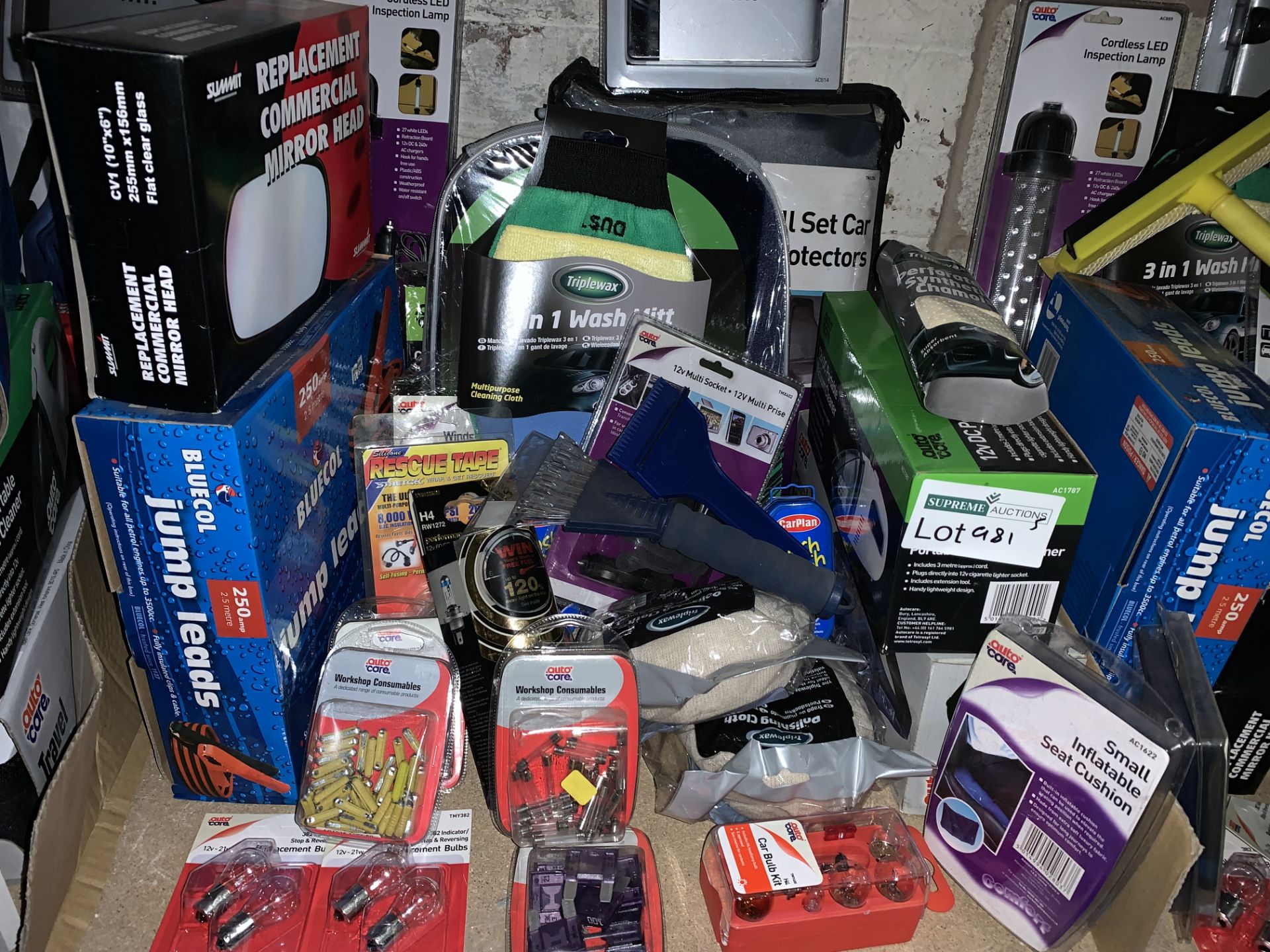 MIXED LOT INCLUDING JUMP LEADS, VACUUM CLEANER, SEAT PROTECTORS ETC