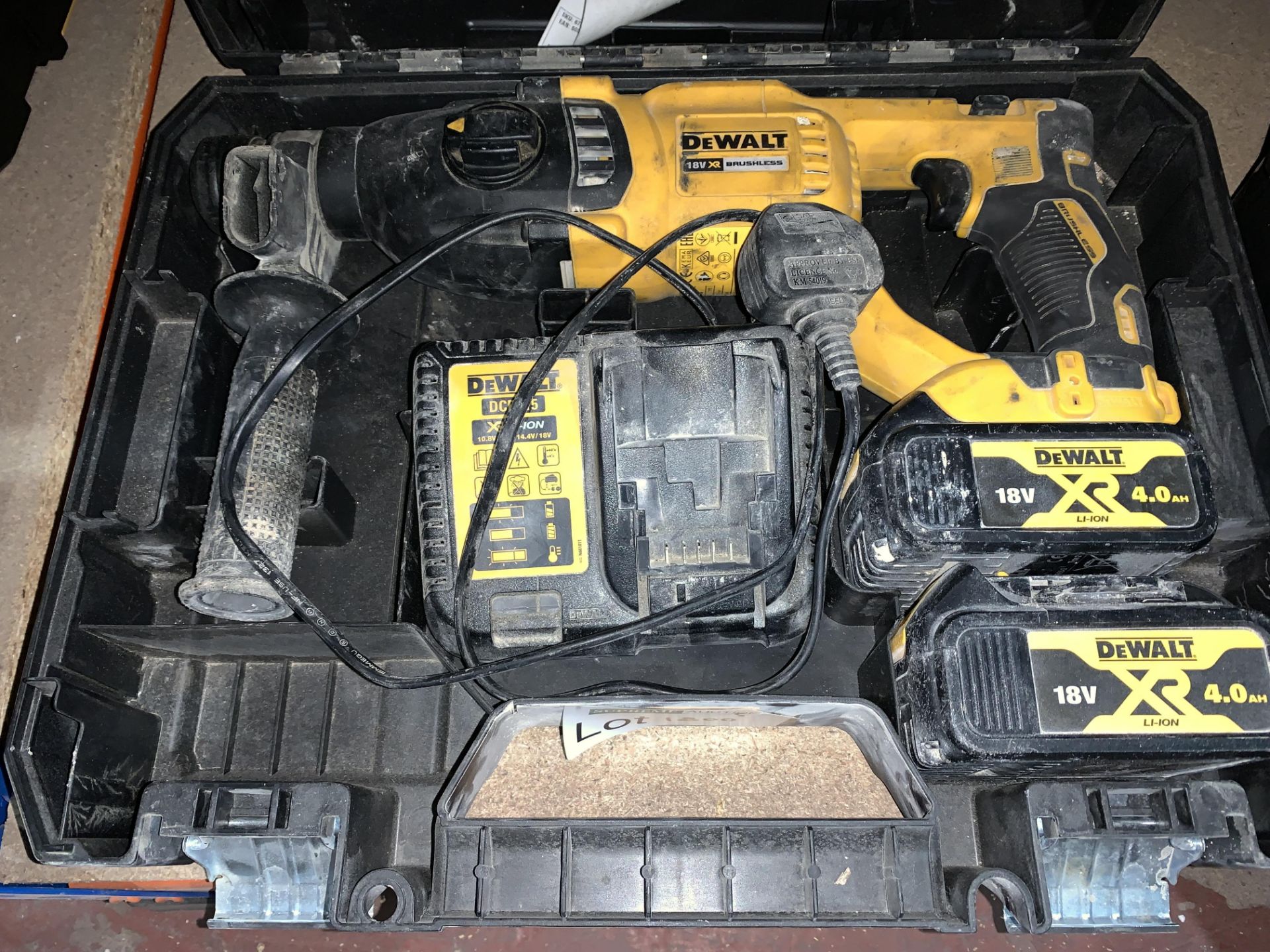 DEWALT DCH033 3KG 18V 4.0AH LI-ION XR BRUSHLESS CORDLESS SDS PLUS DRILL COMES WITH 2 BATTERIES,