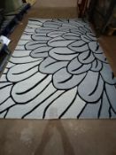 LUXURY 160x230cM FLOWER DESIGN WOOL RUG. RRP £330. (P/R)