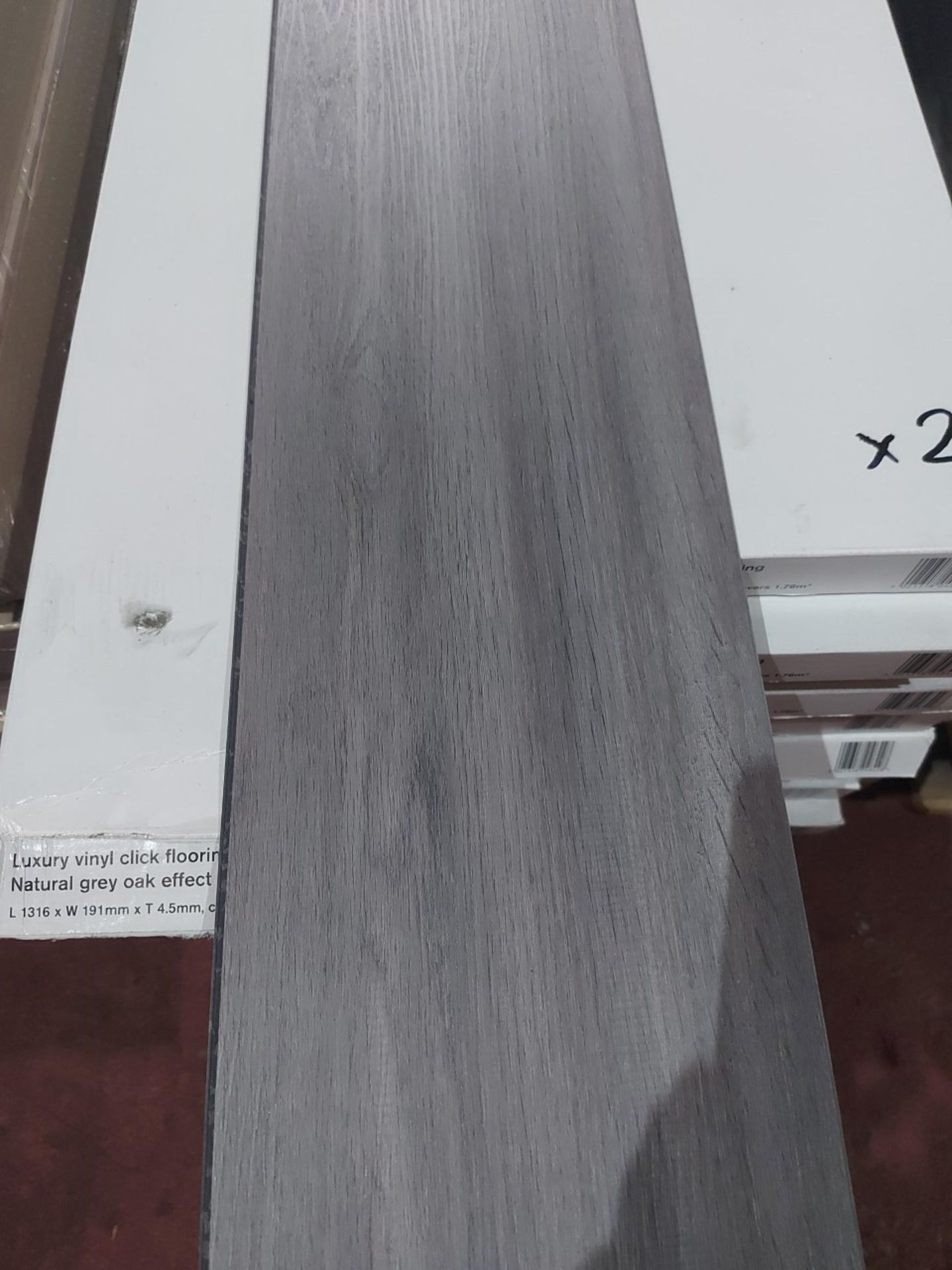 NEW PACKAGED 19.36m2 OF LUXURY NATURAL GREY OAK EFFECT CLICK FLOORING. - Image 2 of 3