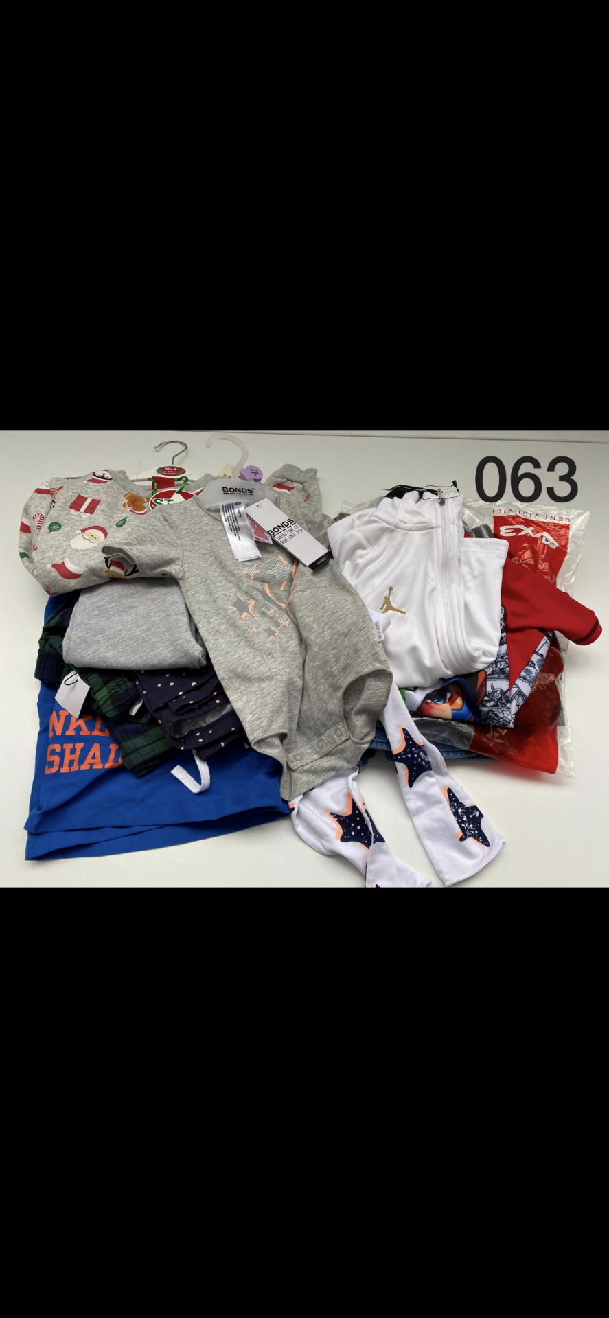 (NO VAT) KIDS MIXED CLOTHING LOT IN VARIOUS SIZES TO INCLUDE NIKE, VX3 AND FRANKLIN RRP £220 063