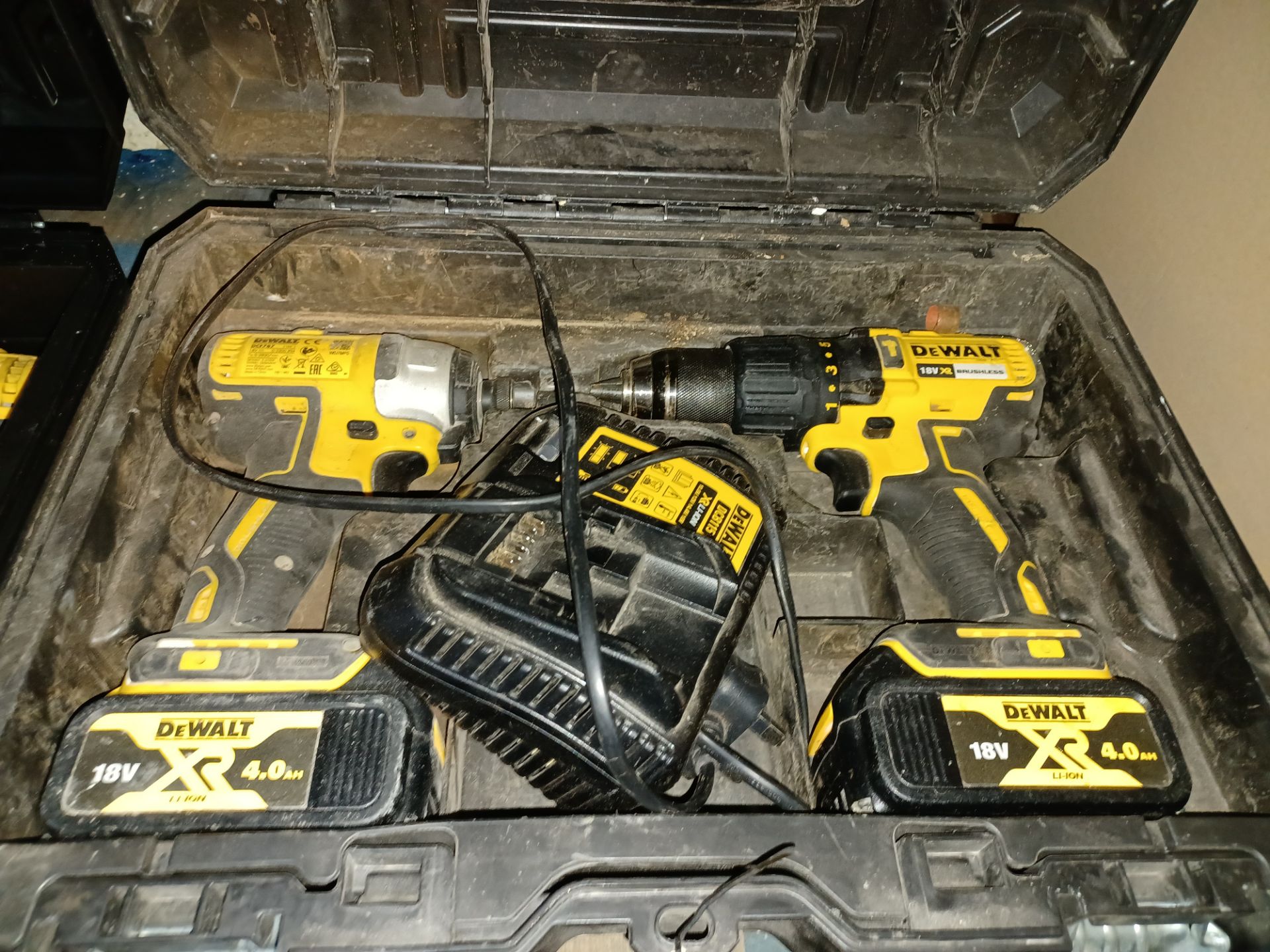 DEWALT DCK2060M2T-SFGB 18V 4.0AH LI-ION XR BRUSHLESS CORDLESS TWIN PACK COMES WITH 2 BATTERIES,