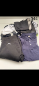 10 PIECE MENS SPORTS CLOTHING LOT IN VARIOUS SIZES TO INCLUDE ADIDAS, UNDER ARMOUR AND SLAZENGER RRP
