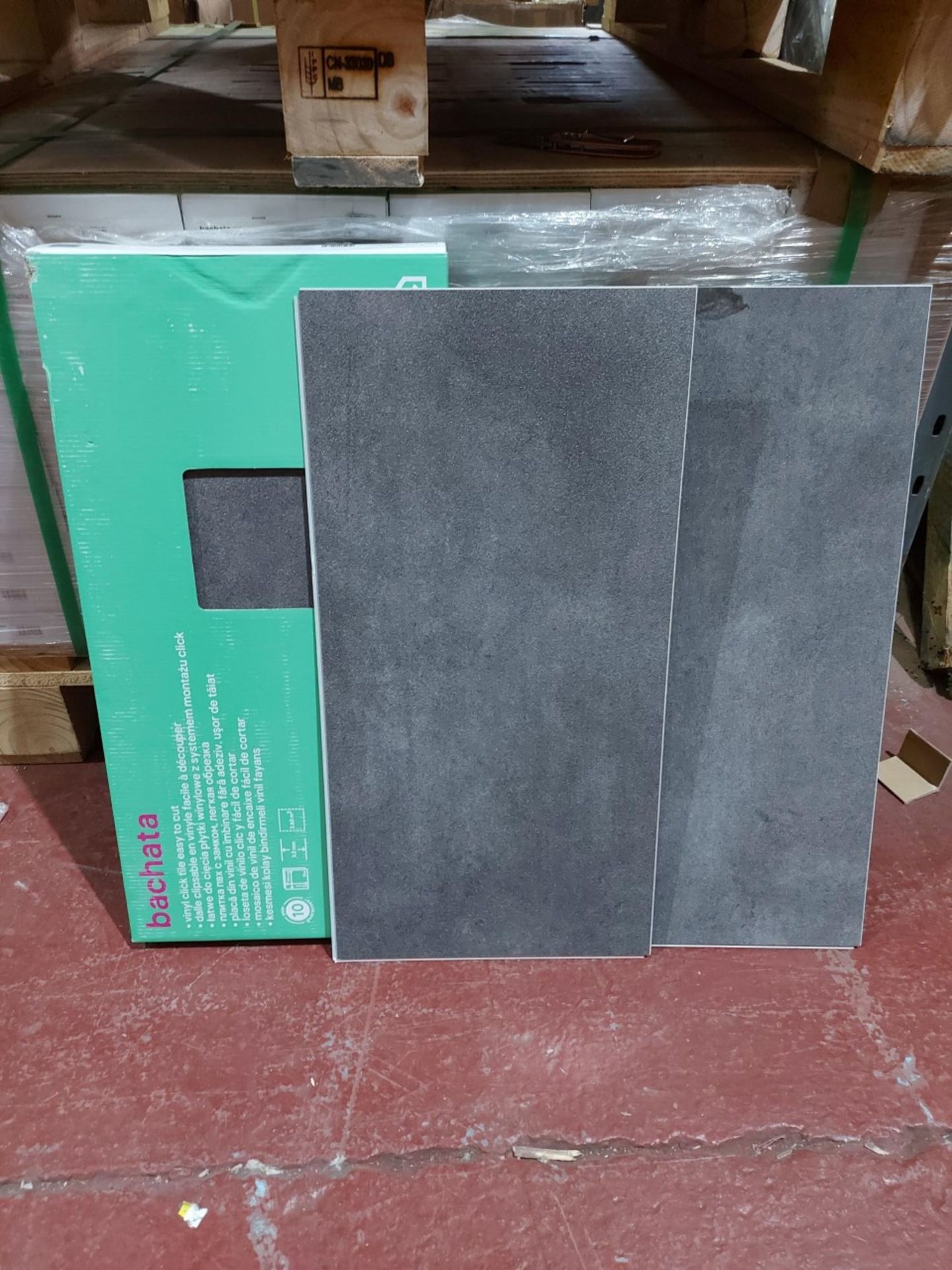 PALLET TO CONTAIN 135.2m2 OF BACHETA LUXURY VINYL CLICK TILE. GREY. EASY TO CUT. 3.2MM THICK. - Image 2 of 4