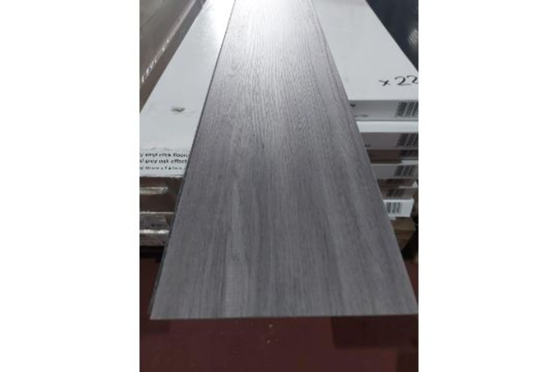NEW PACKAGED 19.36m2 OF LUXURY NATURAL GREY OAK EFFECT CLICK FLOORING.