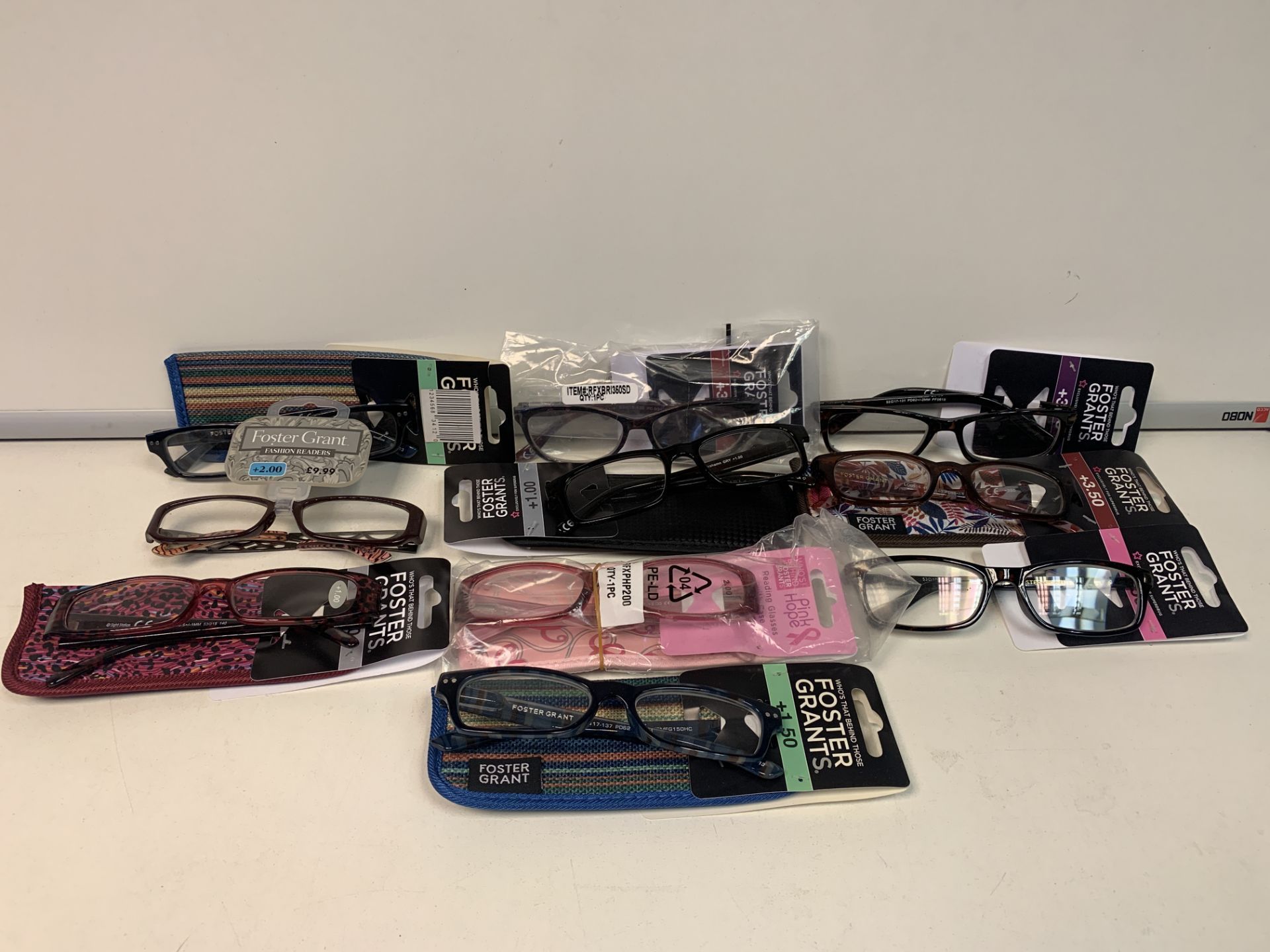 40 x NEW PACKAGED PAIRS OF ASSORTED FOSTER GRANTS READING GLASSES. ASSORTED STYLES/STRENGTHS.