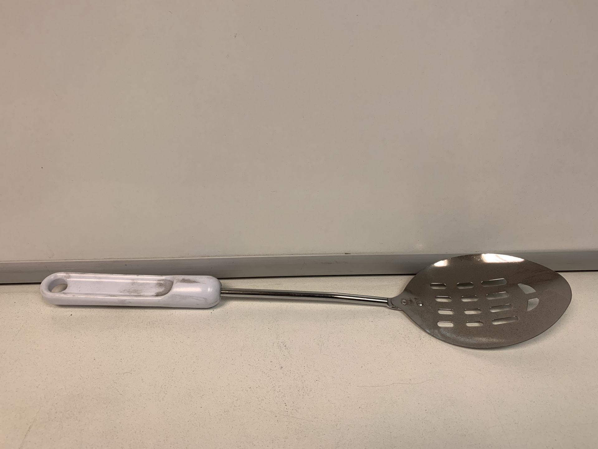 288 X BRAND NEW WHITE HANDLE SLOTTED SPOONS R5