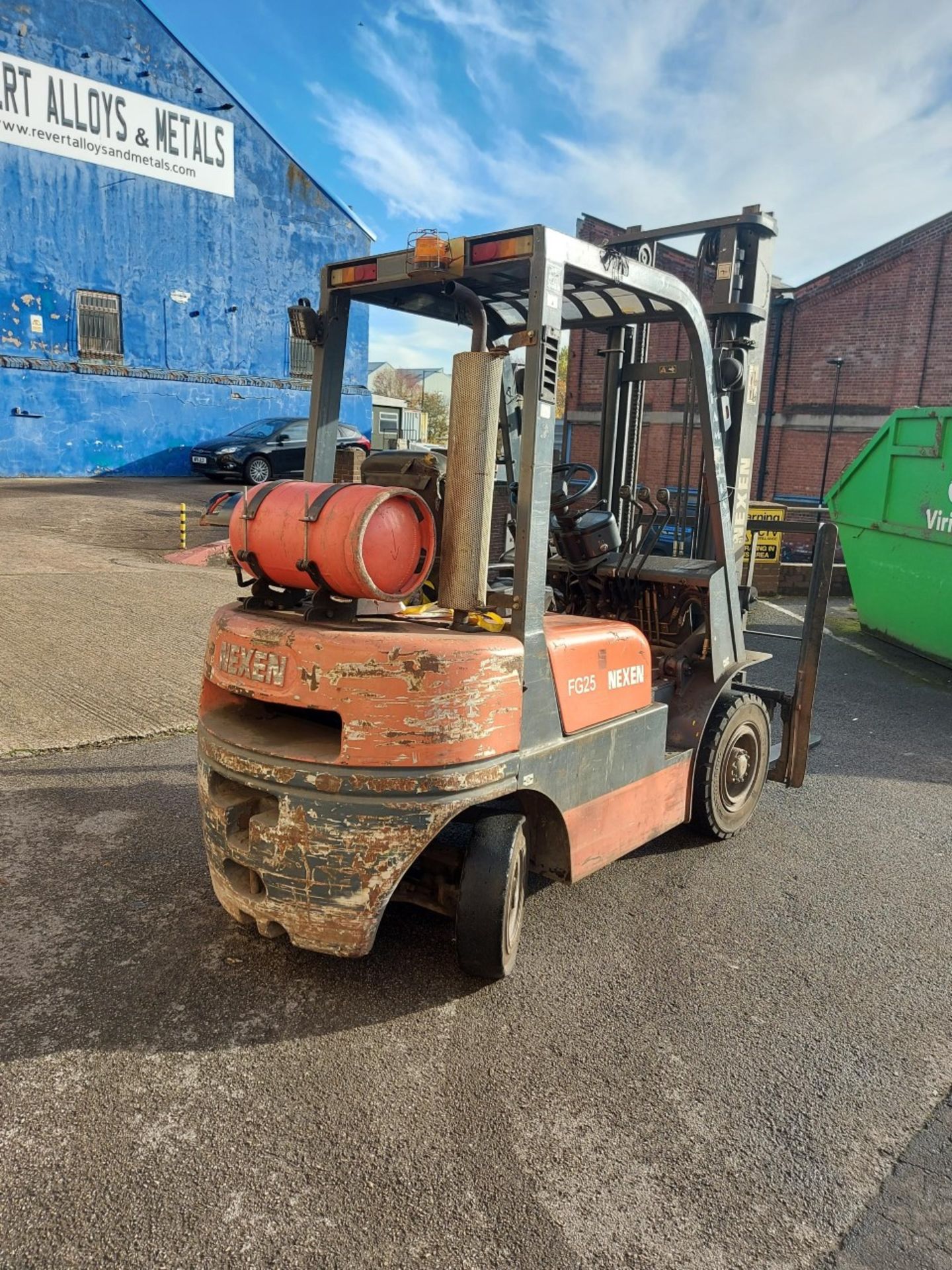 NEXAN FG25 2.5 TONNE GAS FORKLIFT WITH SIDE SHIFT.  6009.7 HOURS. - Image 2 of 6