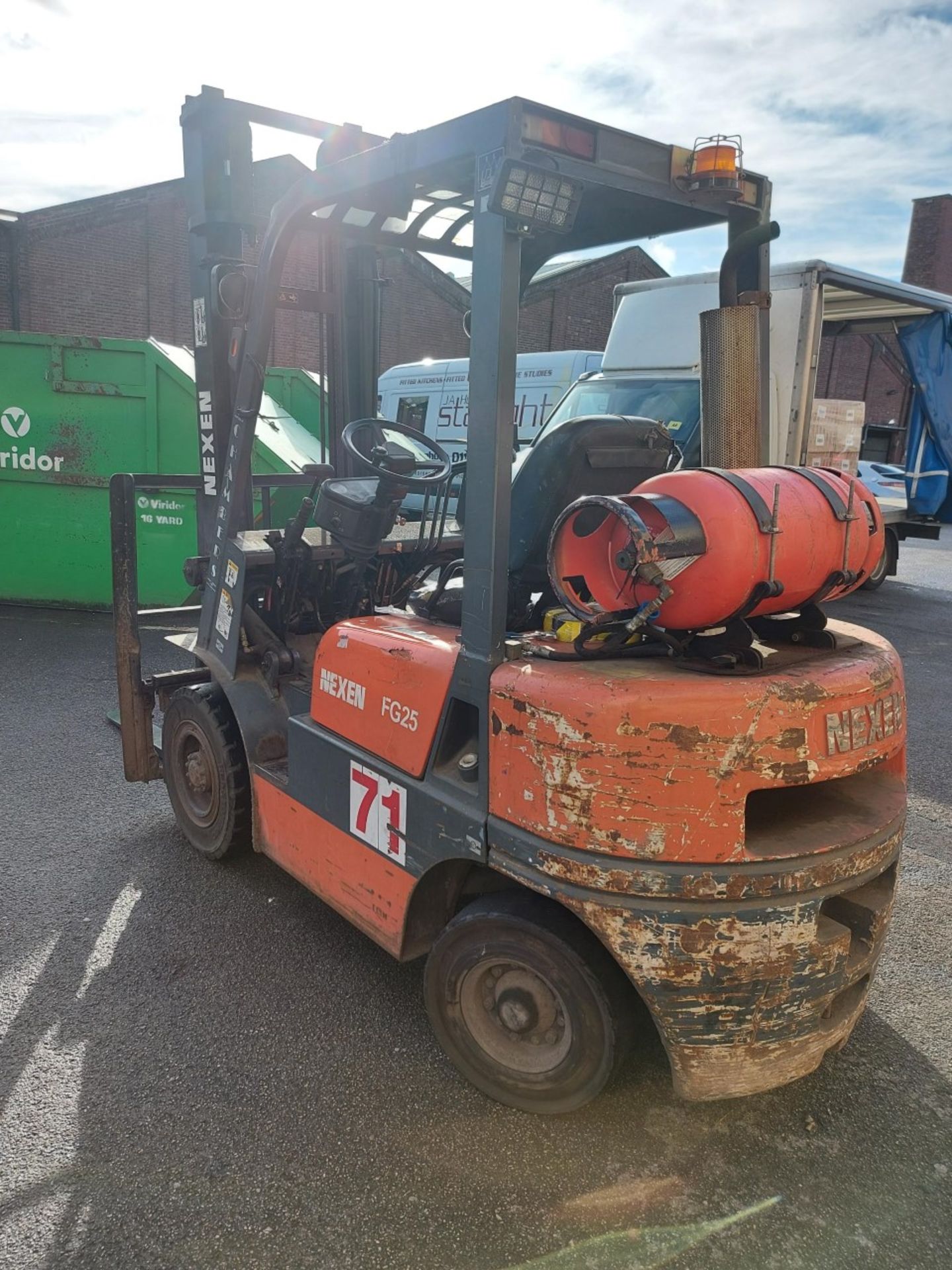 NEXAN FG25 2.5 TONNE GAS FORKLIFT WITH SIDE SHIFT.  6009.7 HOURS. - Image 5 of 6