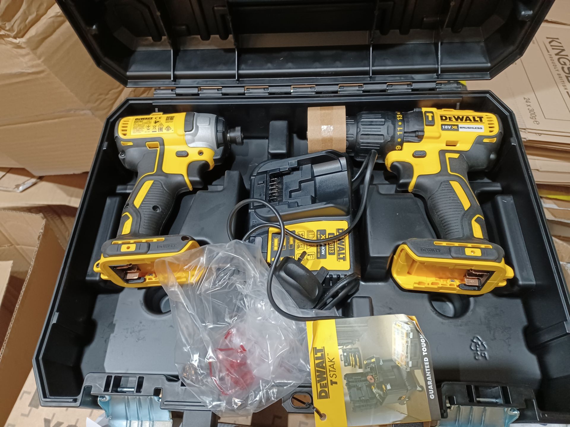DEWALT DCK-SFGB 18V 4.0AH LI-ION XR BRUSHLESS CORDLESS TWIN PACK COMES WITH CHARGER AND CARRY CASE