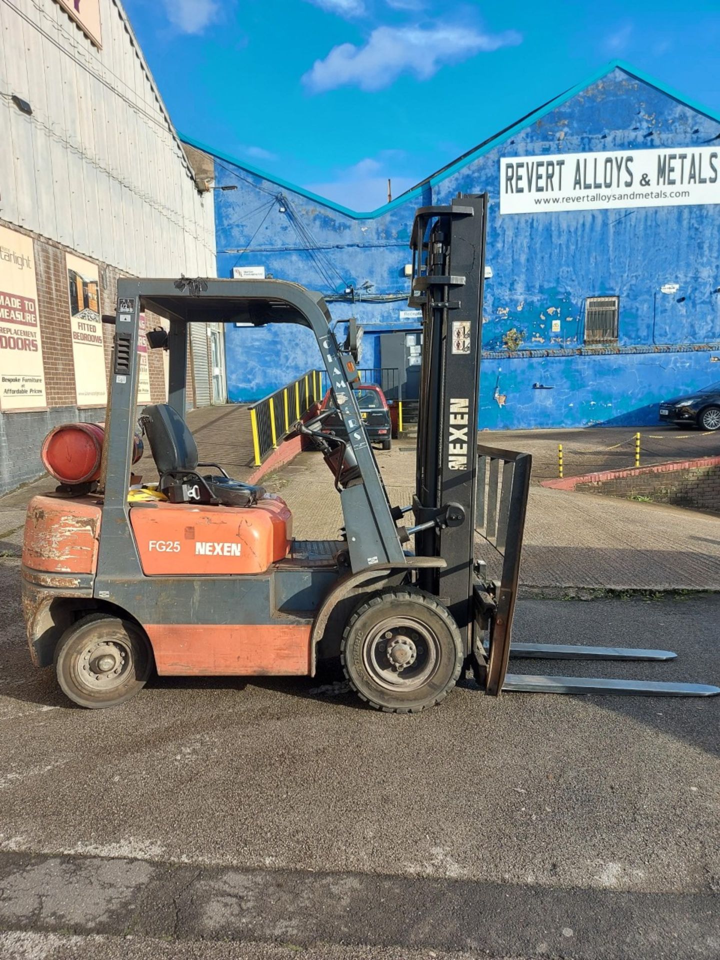 NEXAN FG25 2.5 TONNE GAS FORKLIFT WITH SIDE SHIFT.  6009.7 HOURS.