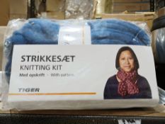 24 X NEW PACKAGED STRIKKES KNITTING KIT WITH PATTERN - PCK