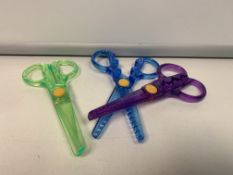 500 X BRAND NEW CHILDRENS CRAFT SCISSORS IN ASSORTED COLOURS R3