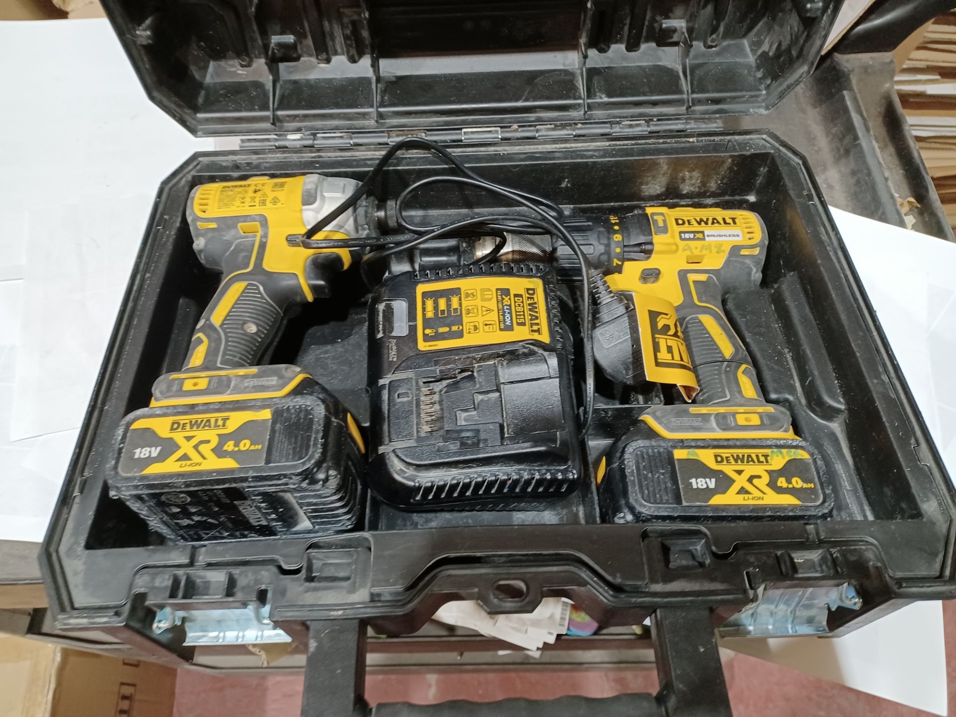 DEWALT DCK2060M2T-SFGB 18V 4.0AH LI-ION XR BRUSHLESS CORDLESS TWIN PACK WITH 2 BATTERIES CHARGER AND