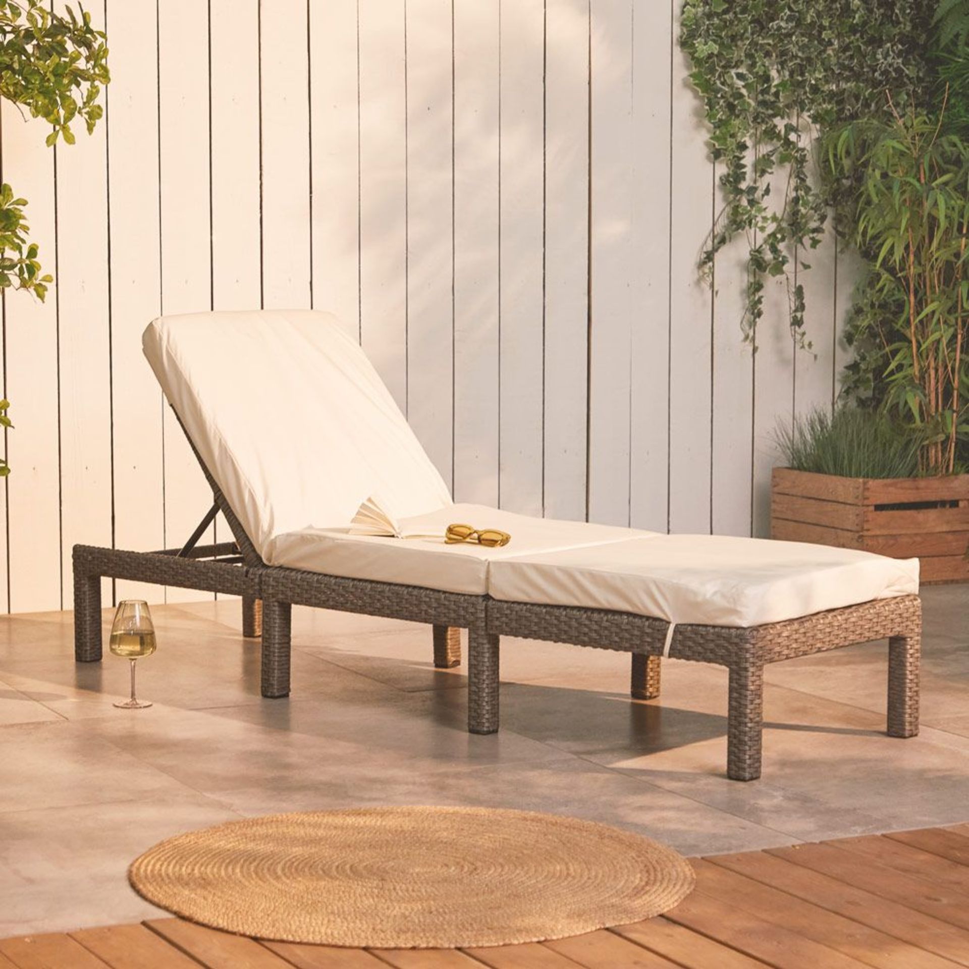 Rattan Sun Lounger with Cushion. (REF522) Relax in style... Whether you want to sunbathe, read a - Image 2 of 3