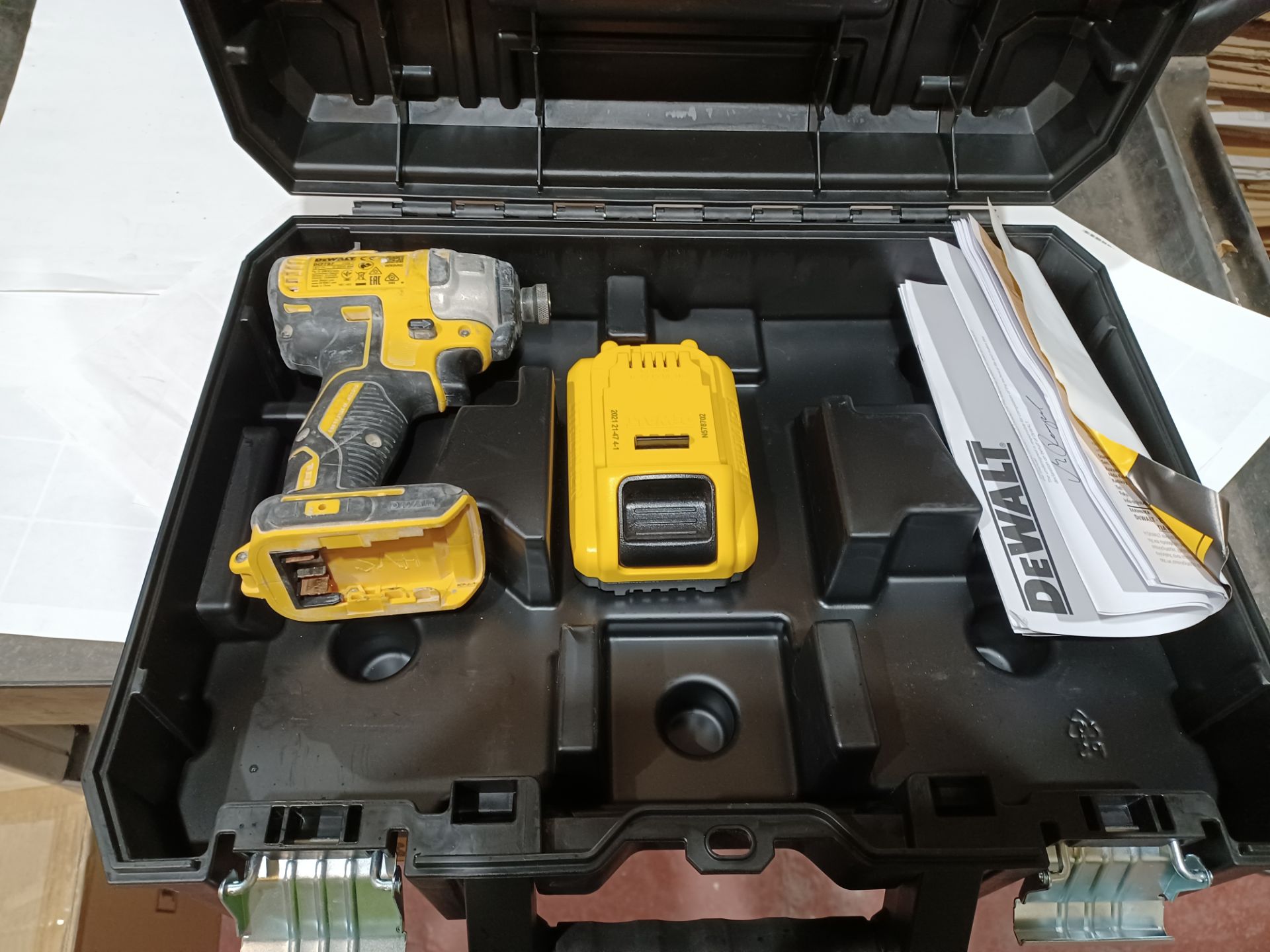 DEWALT DCK2060L2T-SFGB 18V 3.0AH LI-ION XR BRUSHLESS COMES WITH BATTERY AND CARRY CASE UNCHECKED/