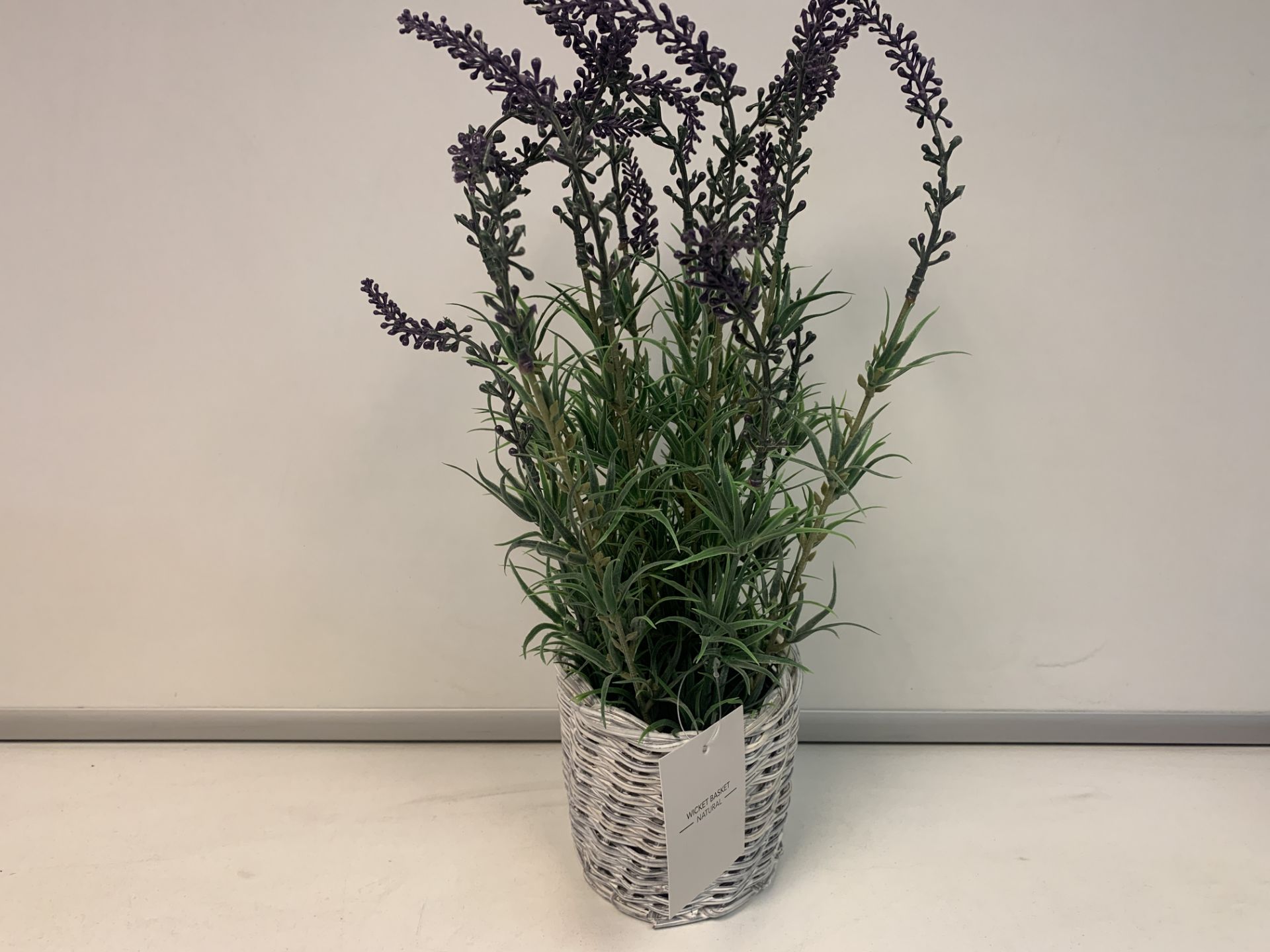 10 X BRAND NEW WICKER BASKETS WITH LAVENDER 38CM RRP £14 EACH R19