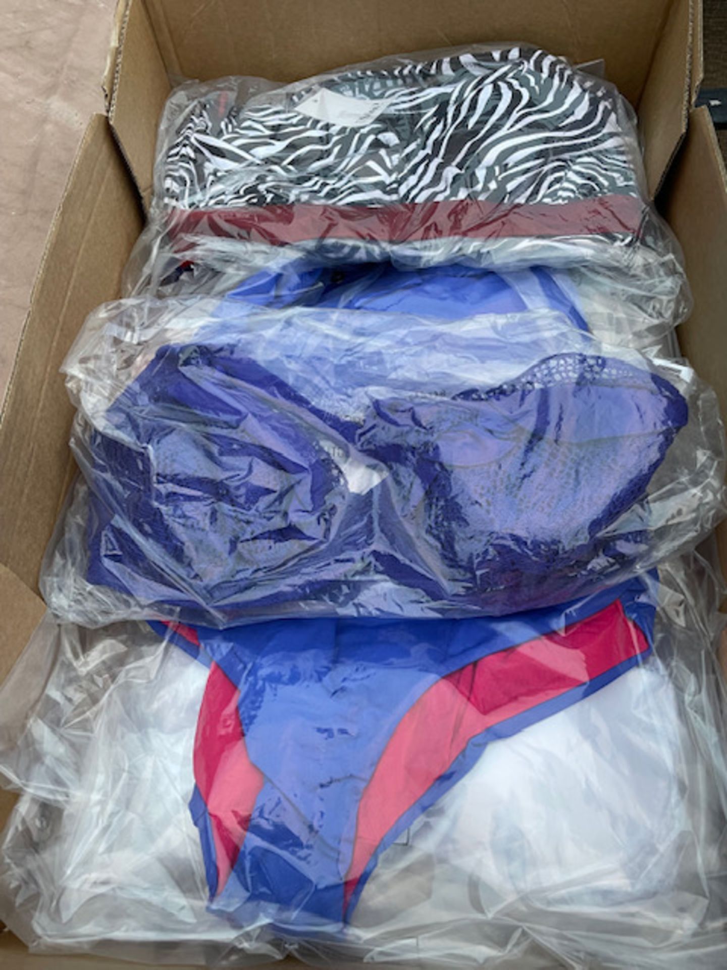 10 PIECE MIXED LINGERIE AND SWIMWEAR LOT IN VARIOUS STYLES AND SIZES INCLUDING FIGLEAVES, POUR MOI