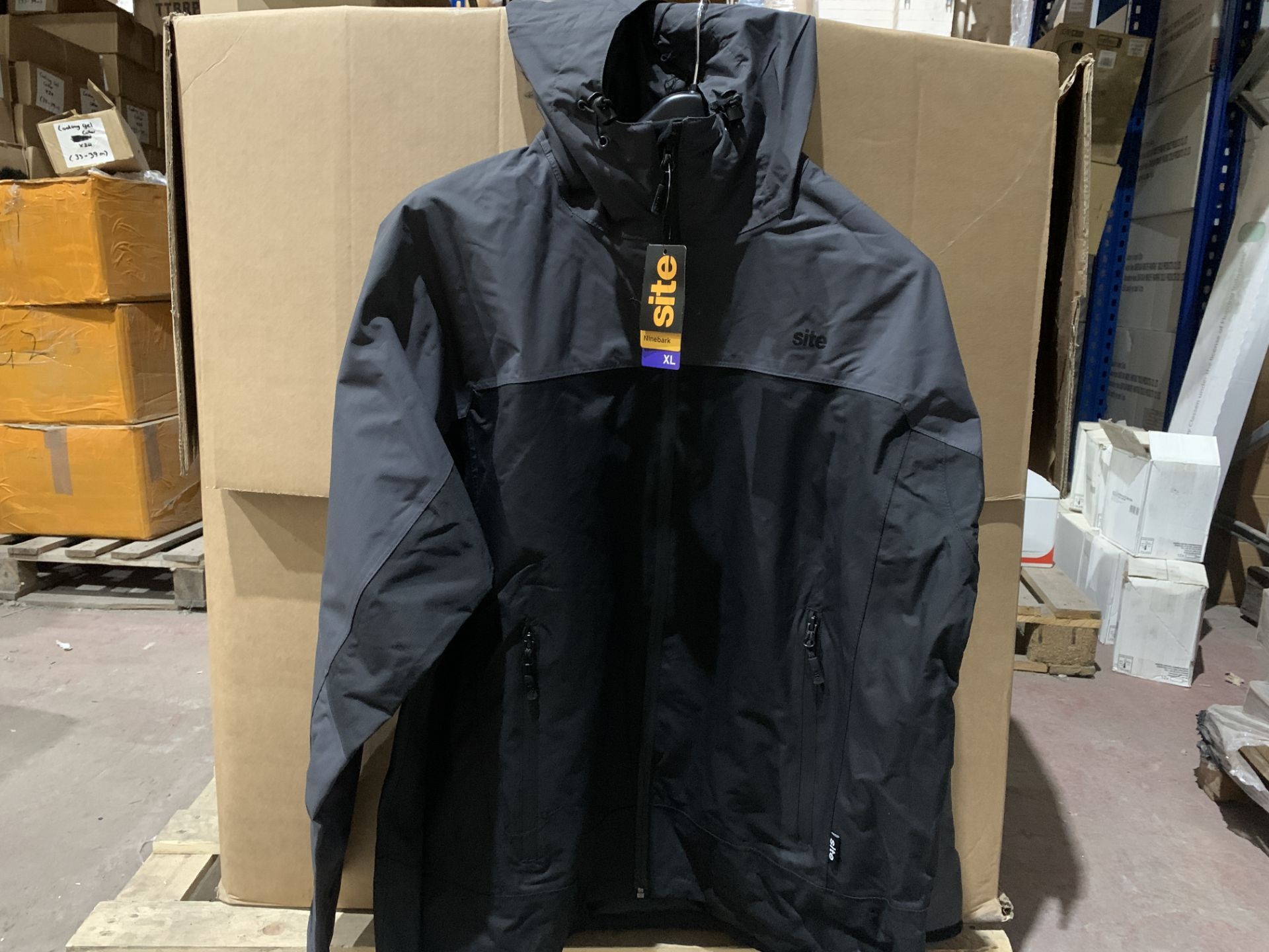 PALLET TO CONTAIN 40 X NEW PACKAGED SITE NINEBARK WATERPROOF JACKET GREY. SIZE: EXTRA LARGE. (ROW19)