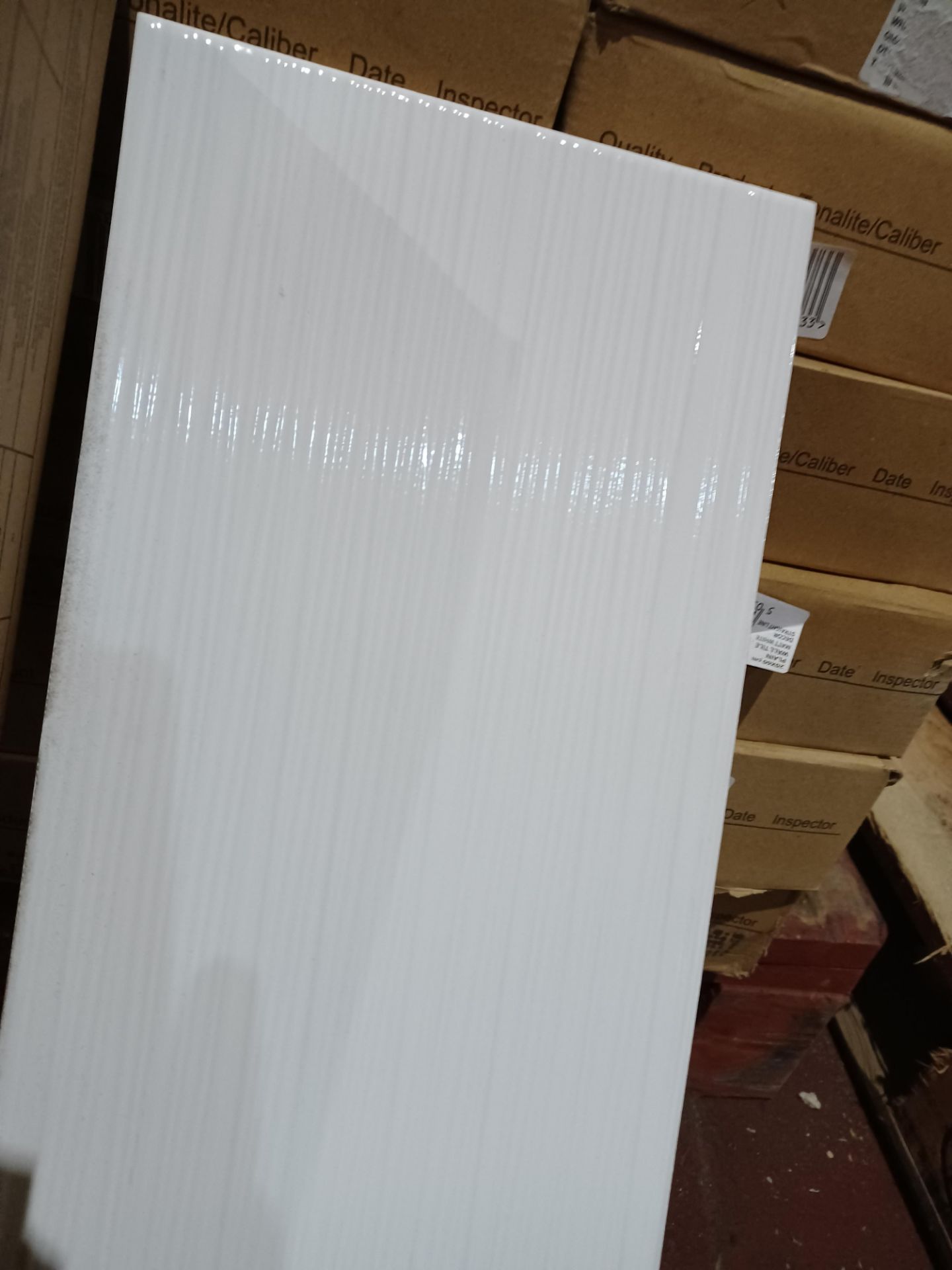 PALLET TO CONTAIN 12 X NEW PACKS OF 3D EFFECT WHITE GLAZED CERAMIC WALL TILES. 8.5MM THICK. SIZE: - Image 2 of 2