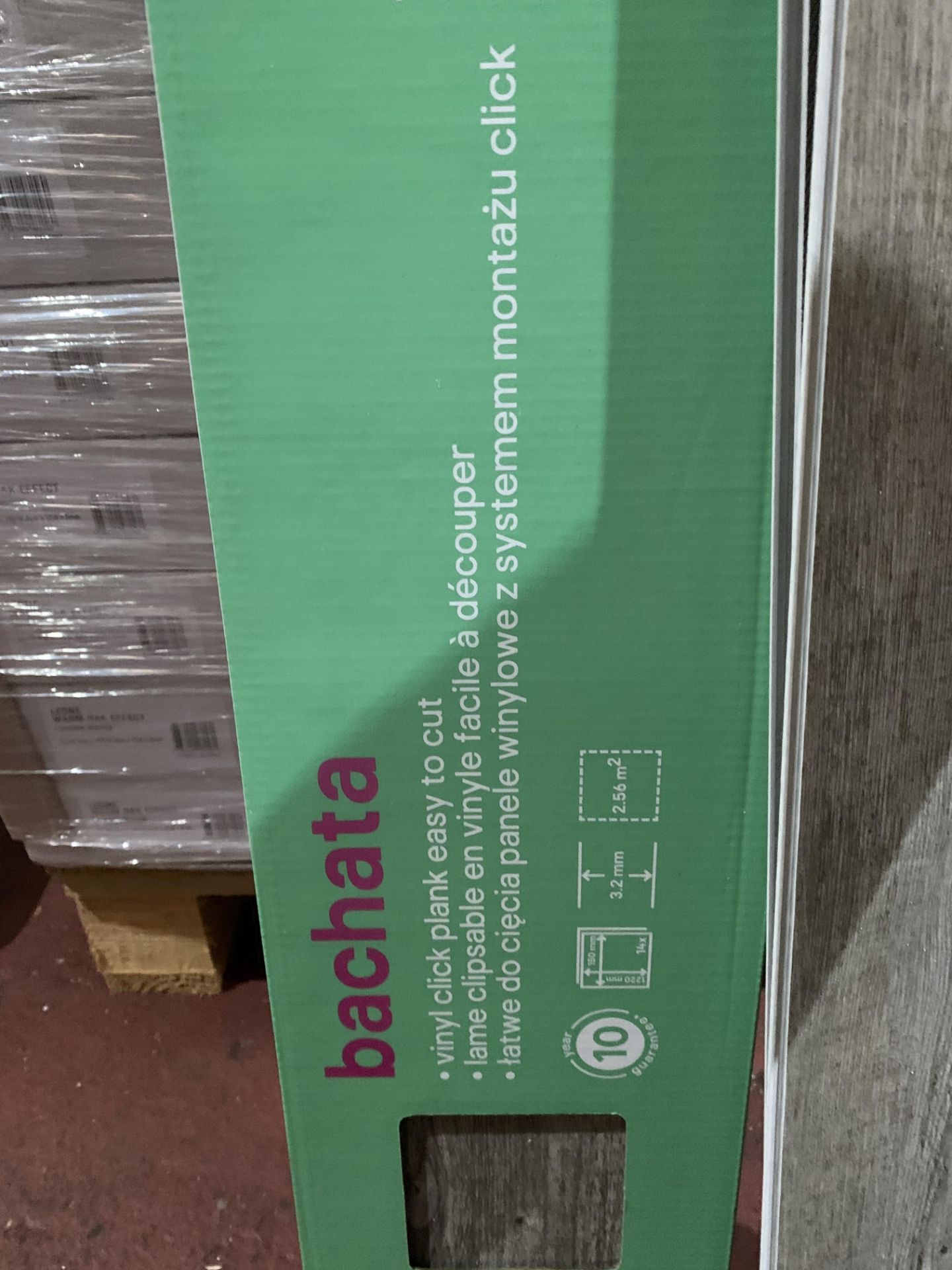 PALLET TO CONTAIN 10 x PACKS OF NEW BACHETA LUXURY VINYL CLICK PLANK FLOORING. STYLE: PECAN. EASY TO - Image 3 of 3