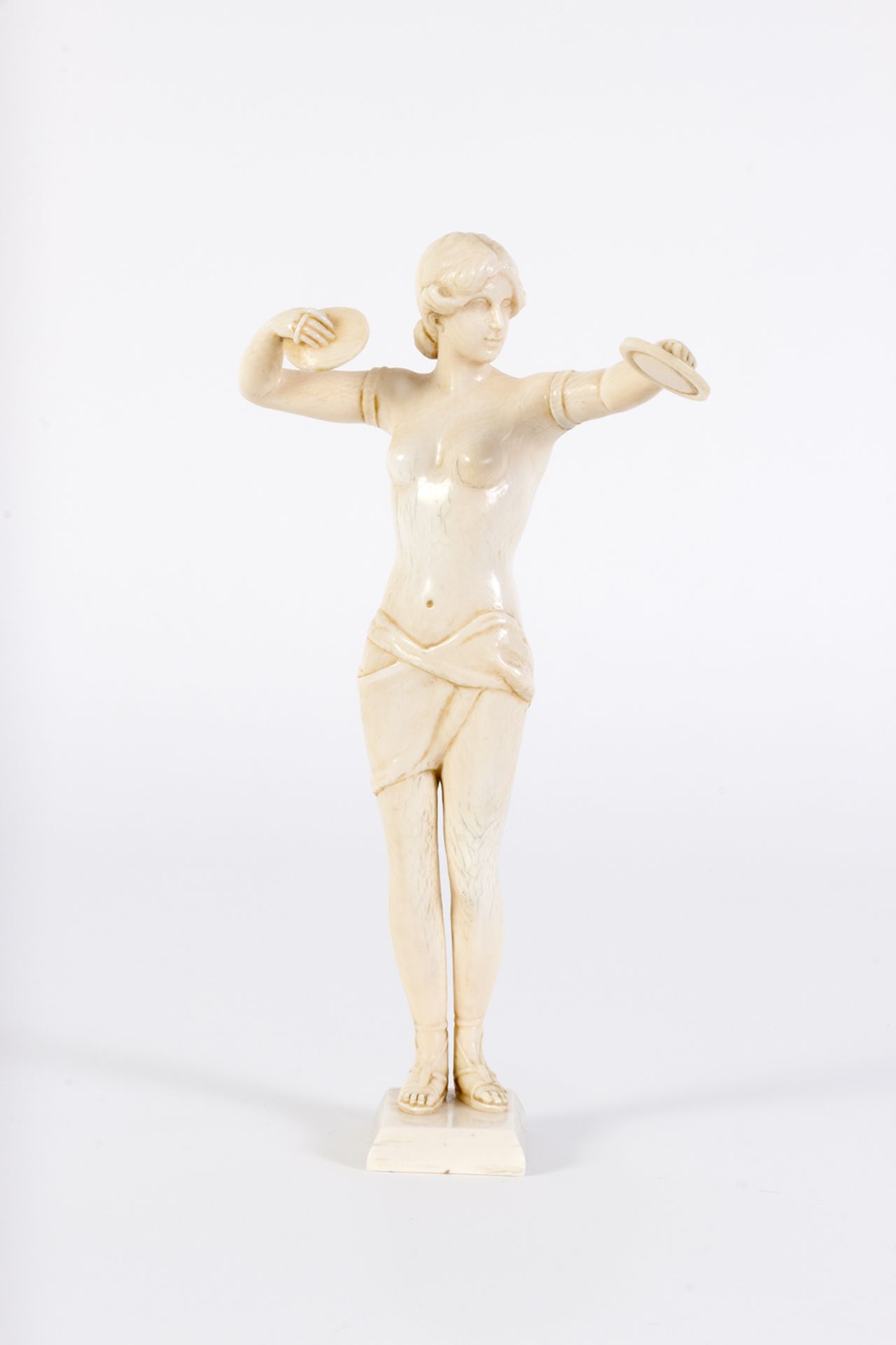 Bailarina semidesnuda con platillos. Art Nouveau. Francia, principios del s.XX.