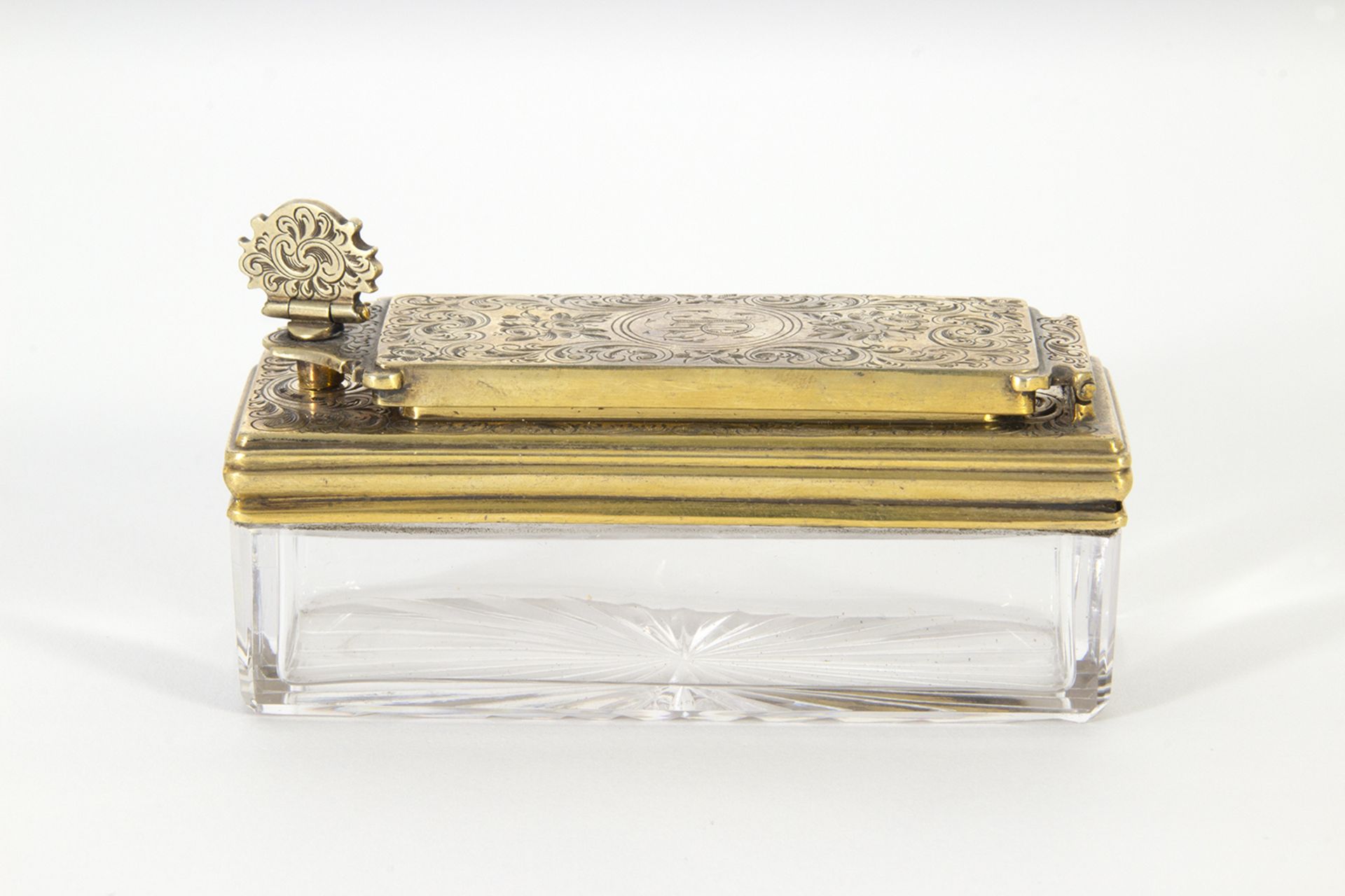 Caja tintero en metal dorado y cristal tallado con decoración floral y tornapuntas. Iniciales grabad - Image 2 of 5