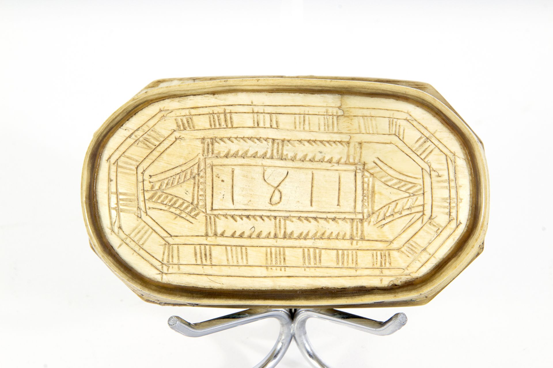 Caja pastoril en asta tallada con decoración de escudo y aves a los lados. - Image 2 of 3